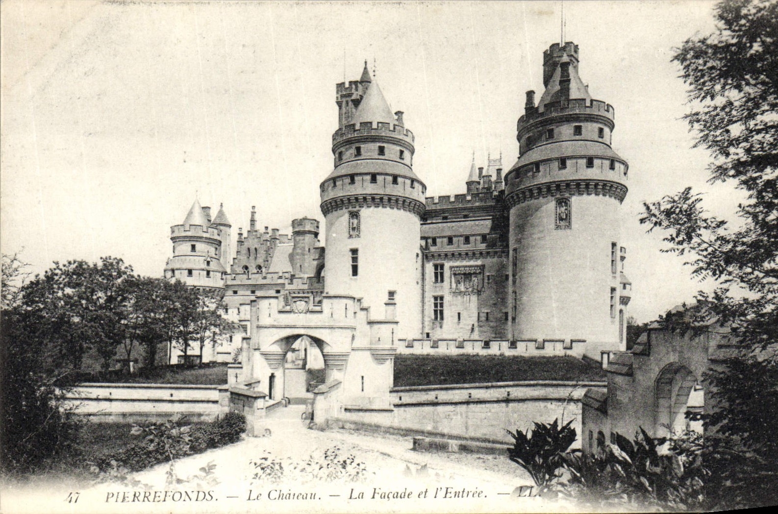 POSTAL Pierrefonds de la VENDIMIA el castillo el ataque frontal y la entrada