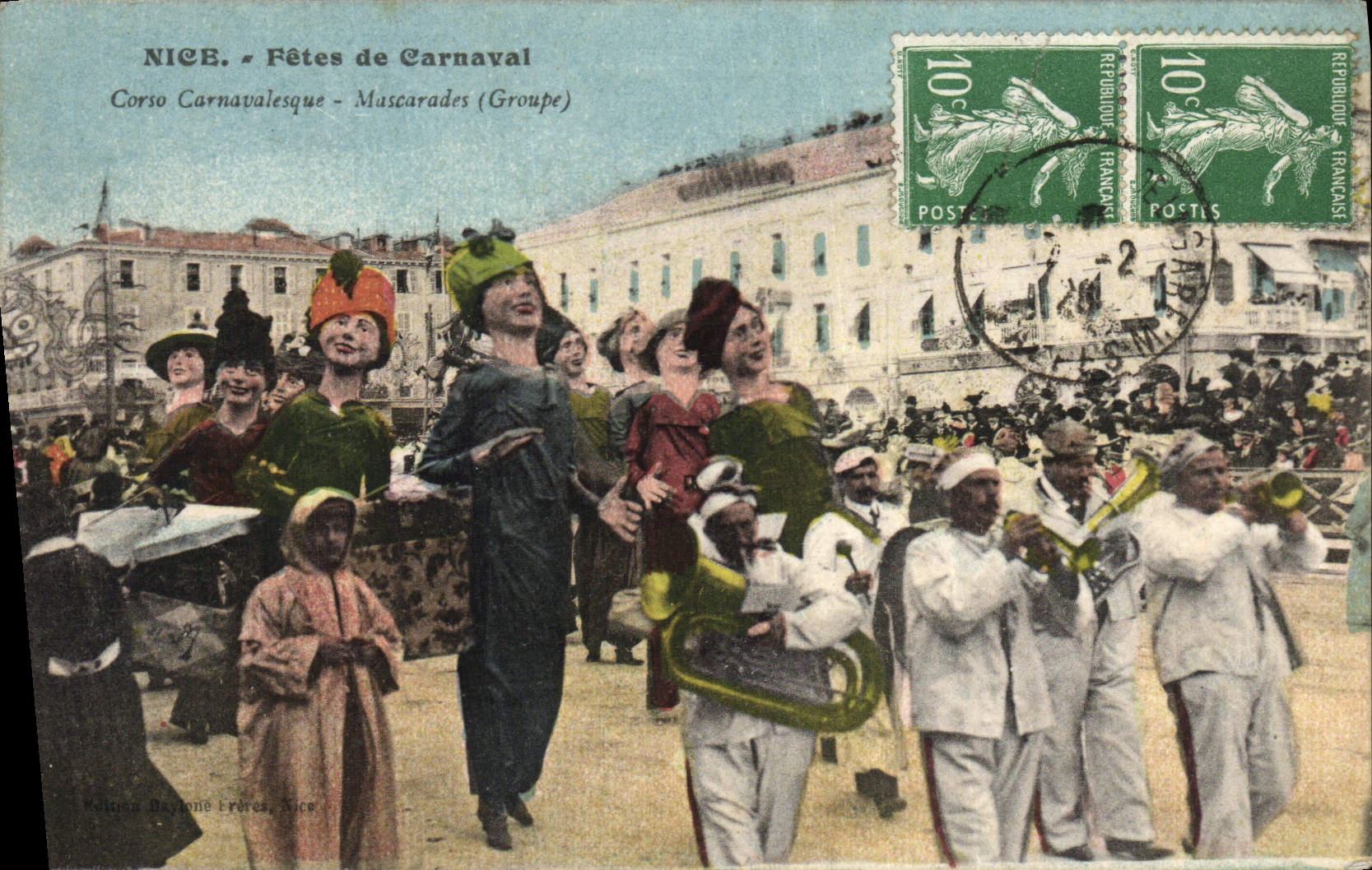 Los Fetes de la POSTAL de la VENDIMIA Niza de la trompeta de los grupos de Corso Mascarades del carnaval del carnavalesque revisten el cuerno de la tuba con cobre