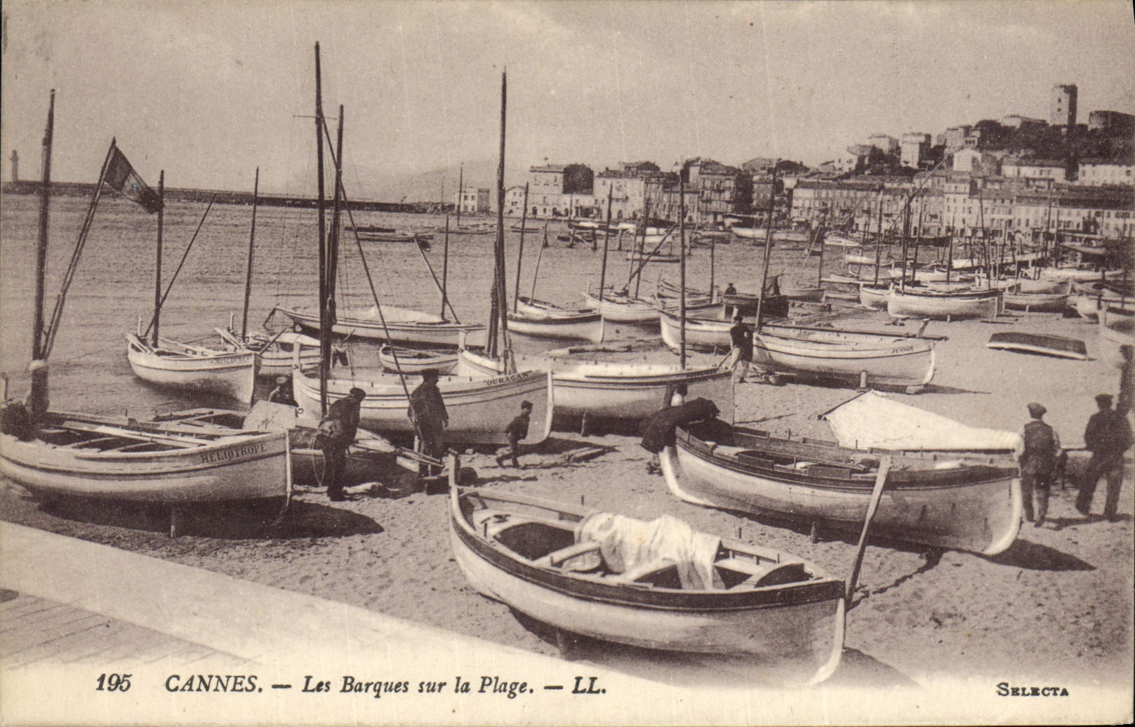 CPA Cannes Les Barques sur la Plage Bateaux