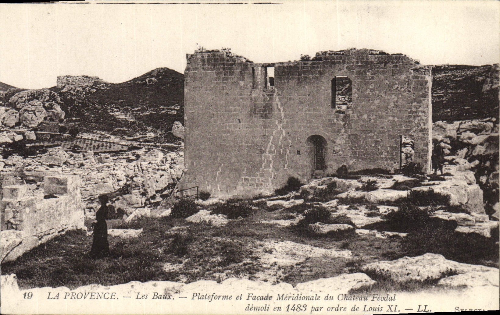 CPA La Provence Les Baux Plateforme et Facade Meridionale du Chateau Feodal