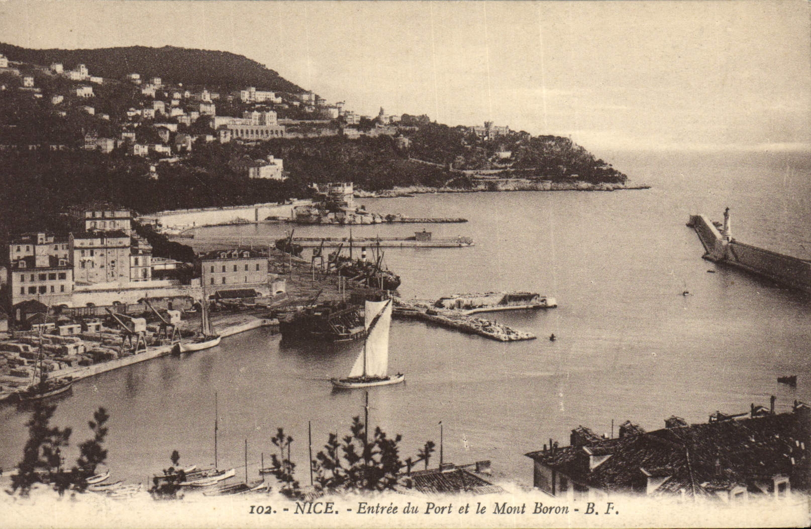 CPA Nice Entree du Port et le Mont Boron Bateaux