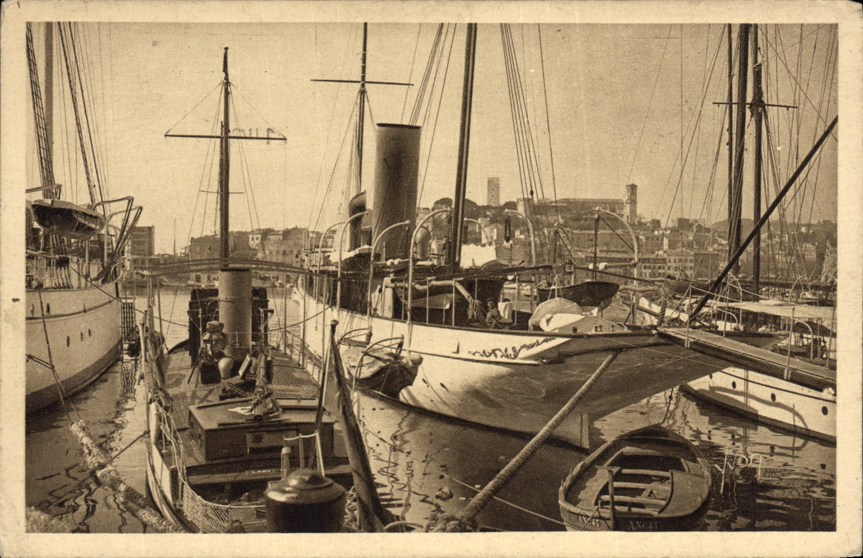 CPA La Douce France Cote D'Azur Cannes le port Bateaux