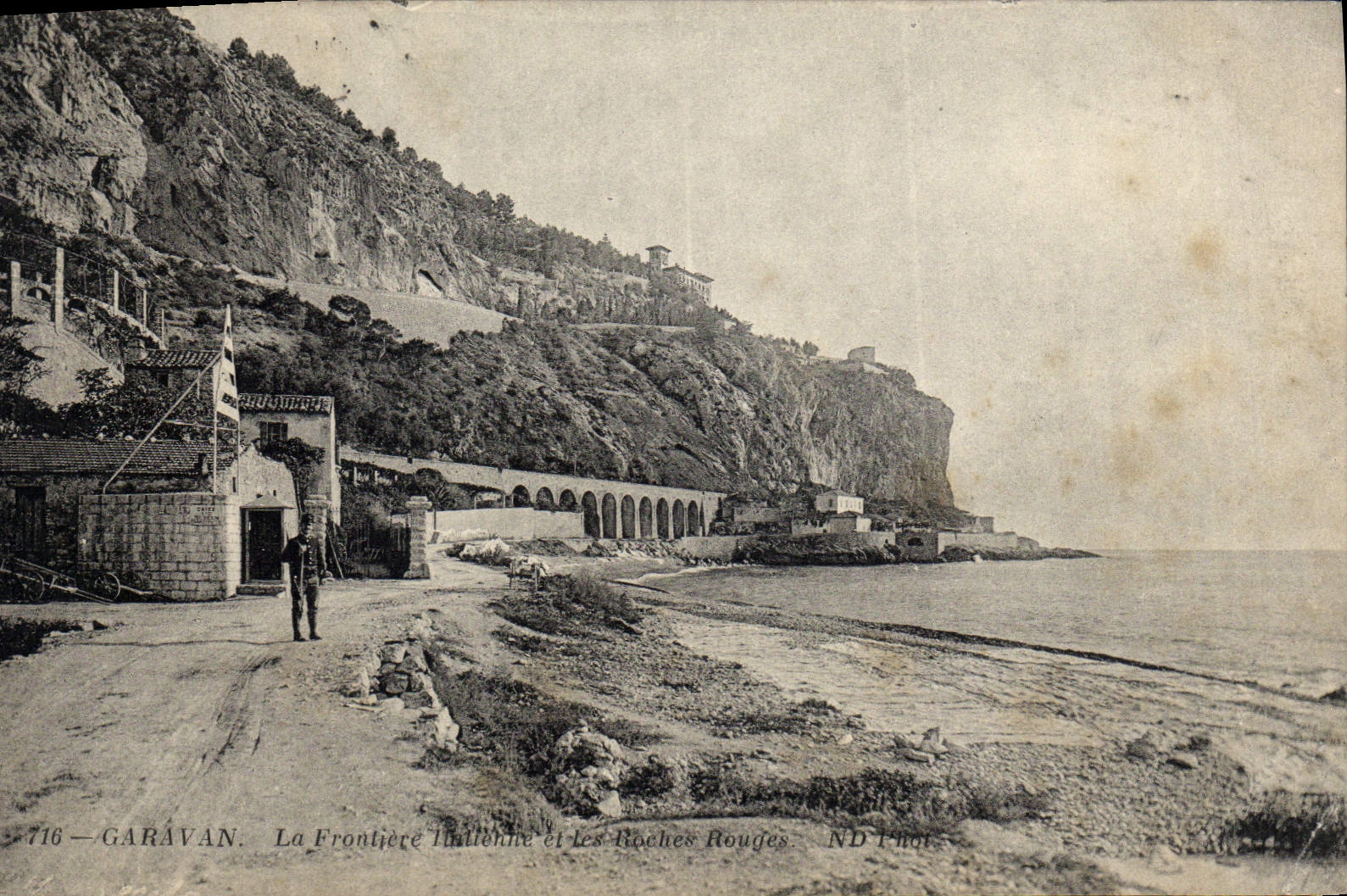 CPA Garavan La Frontiere italienne et les Roches Rouges Douanes Douanier 