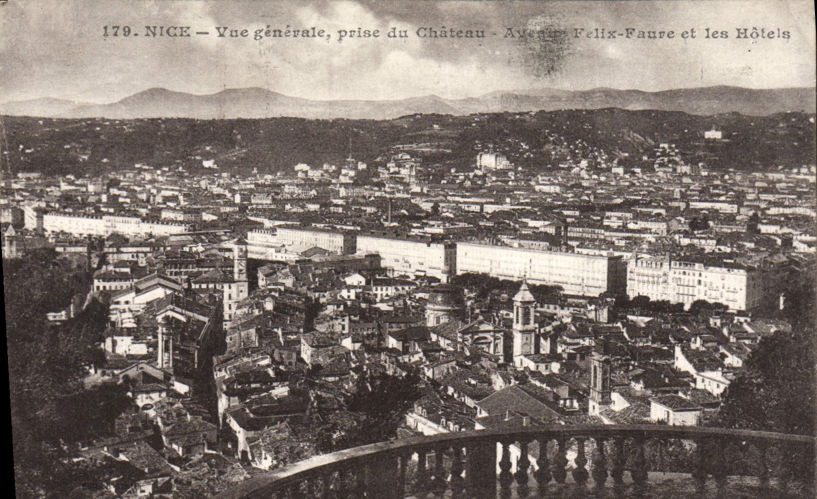 Opinión de la POSTAL de la VENDIMIA Niza tomada de la avenida Felix Faure del castillo y de los hoteles