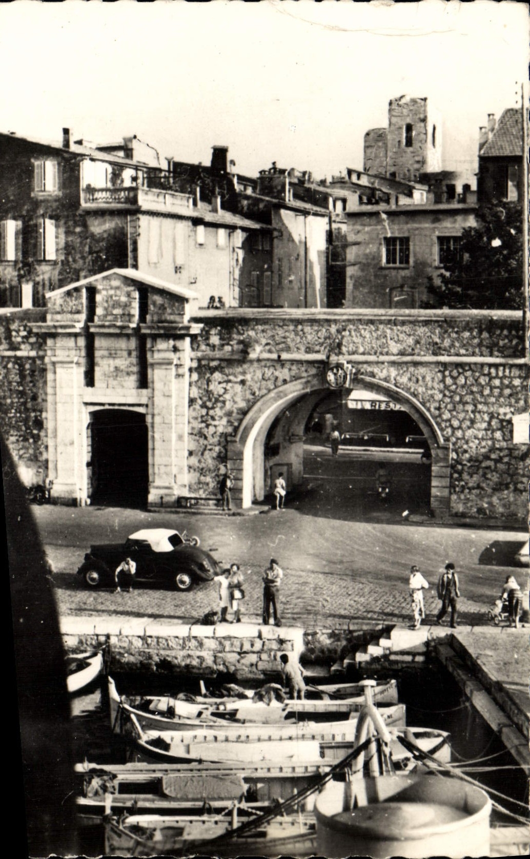 CPM Antibes Echappee sur la Vieille Porte et les remparts Automobile