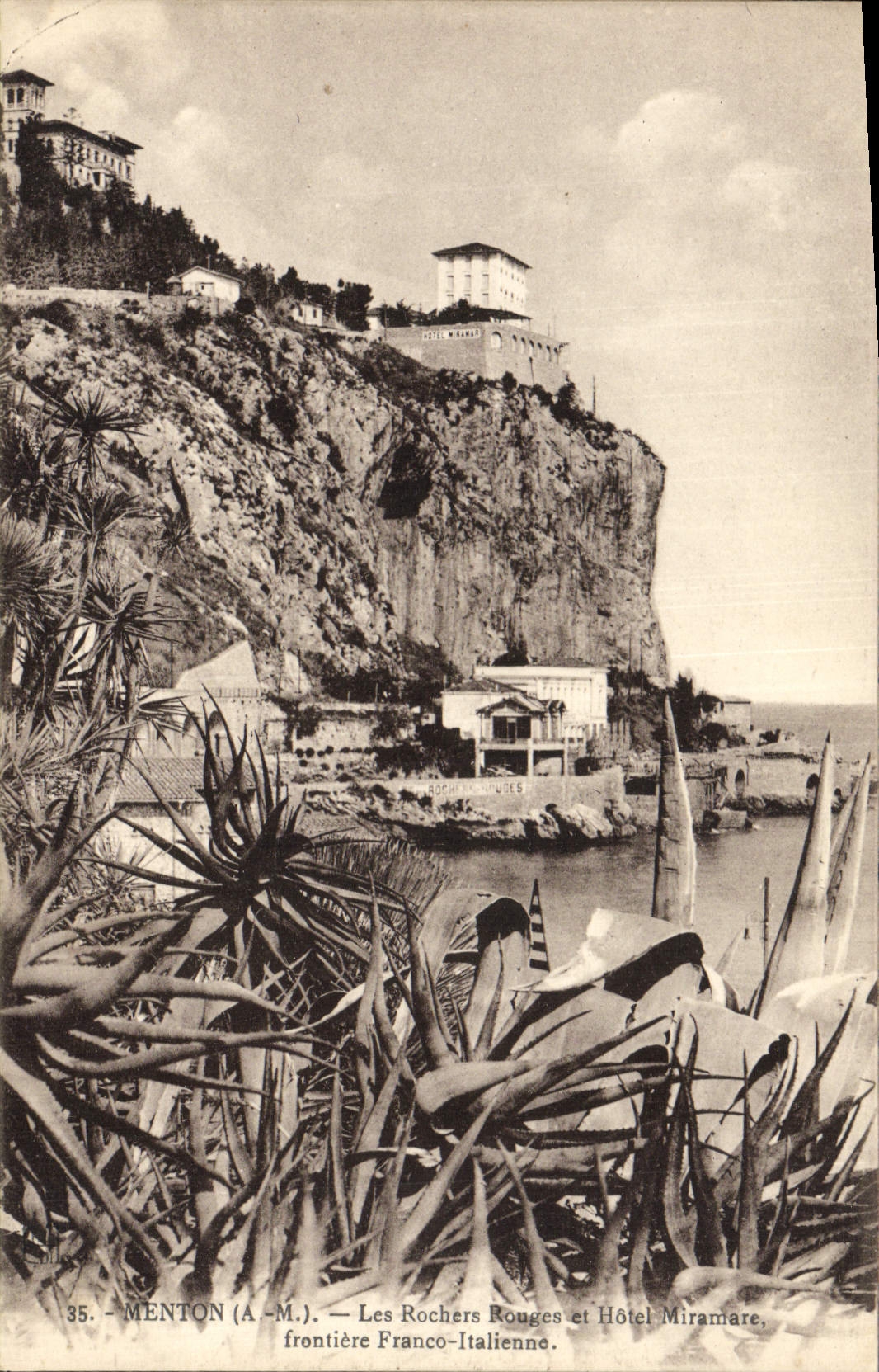 Rocas Menton rojas de la POSTAL de la VENDIMIA y frontera italiana libre de Miramare del hotel