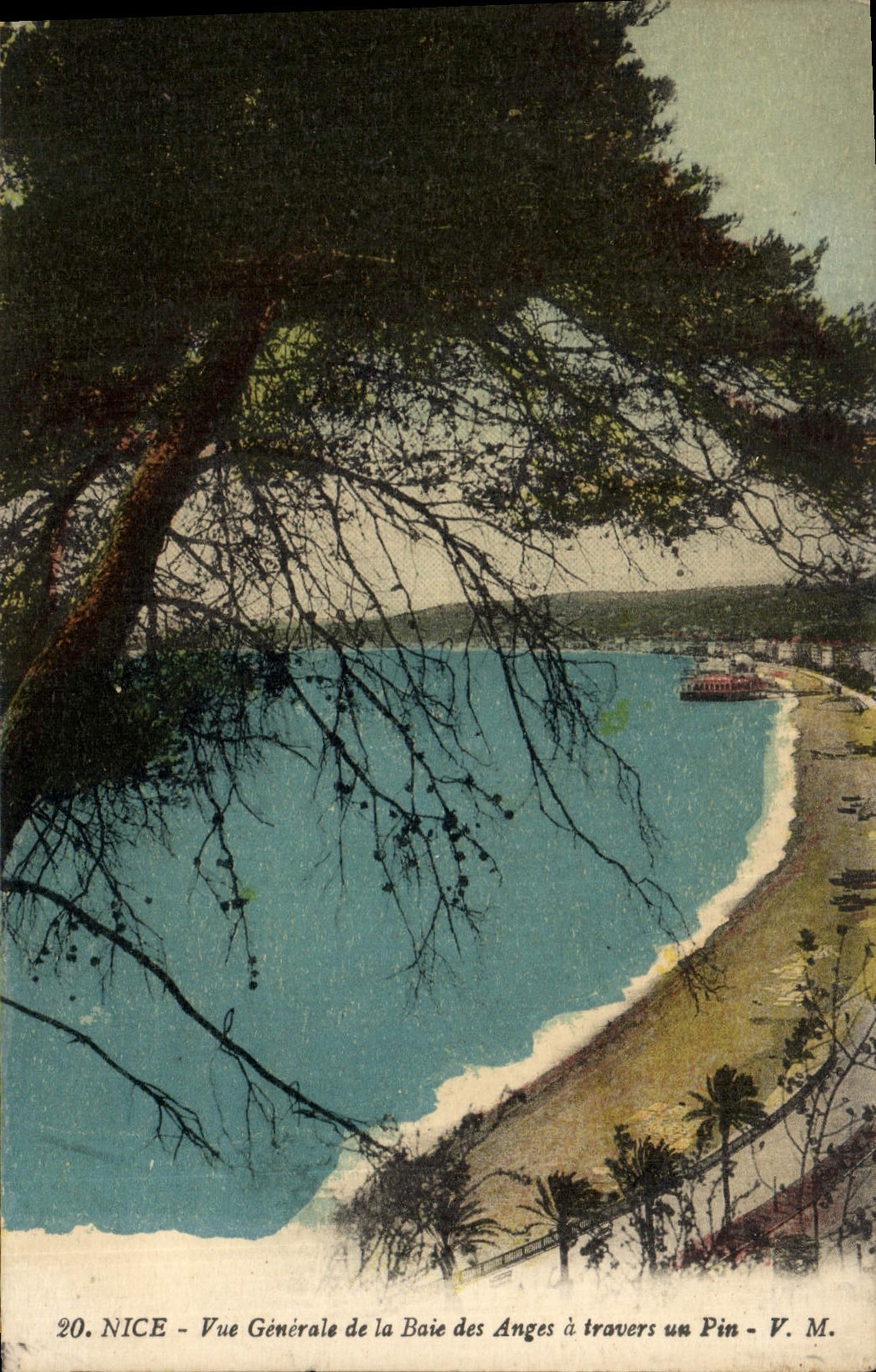 Opinión de la POSTAL de la VENDIMIA Niza de la bahía de los ángeles a través de un pino