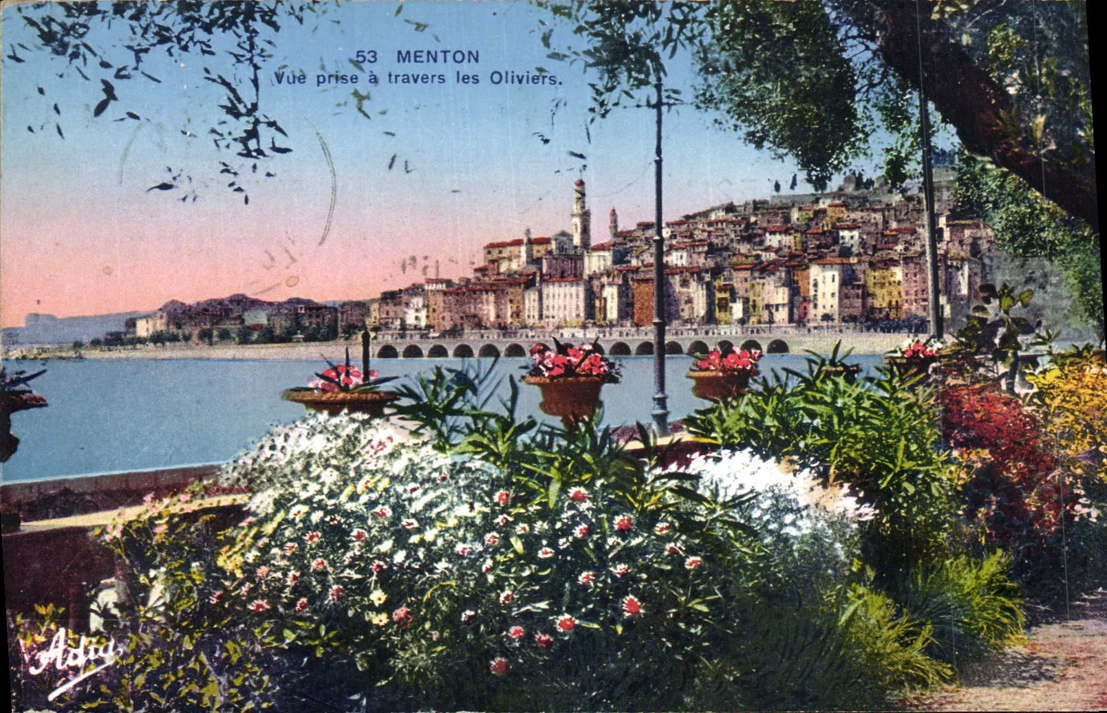 POSTAL de la VENDIMIA Menton vista a través de los Aceituna-árboles
