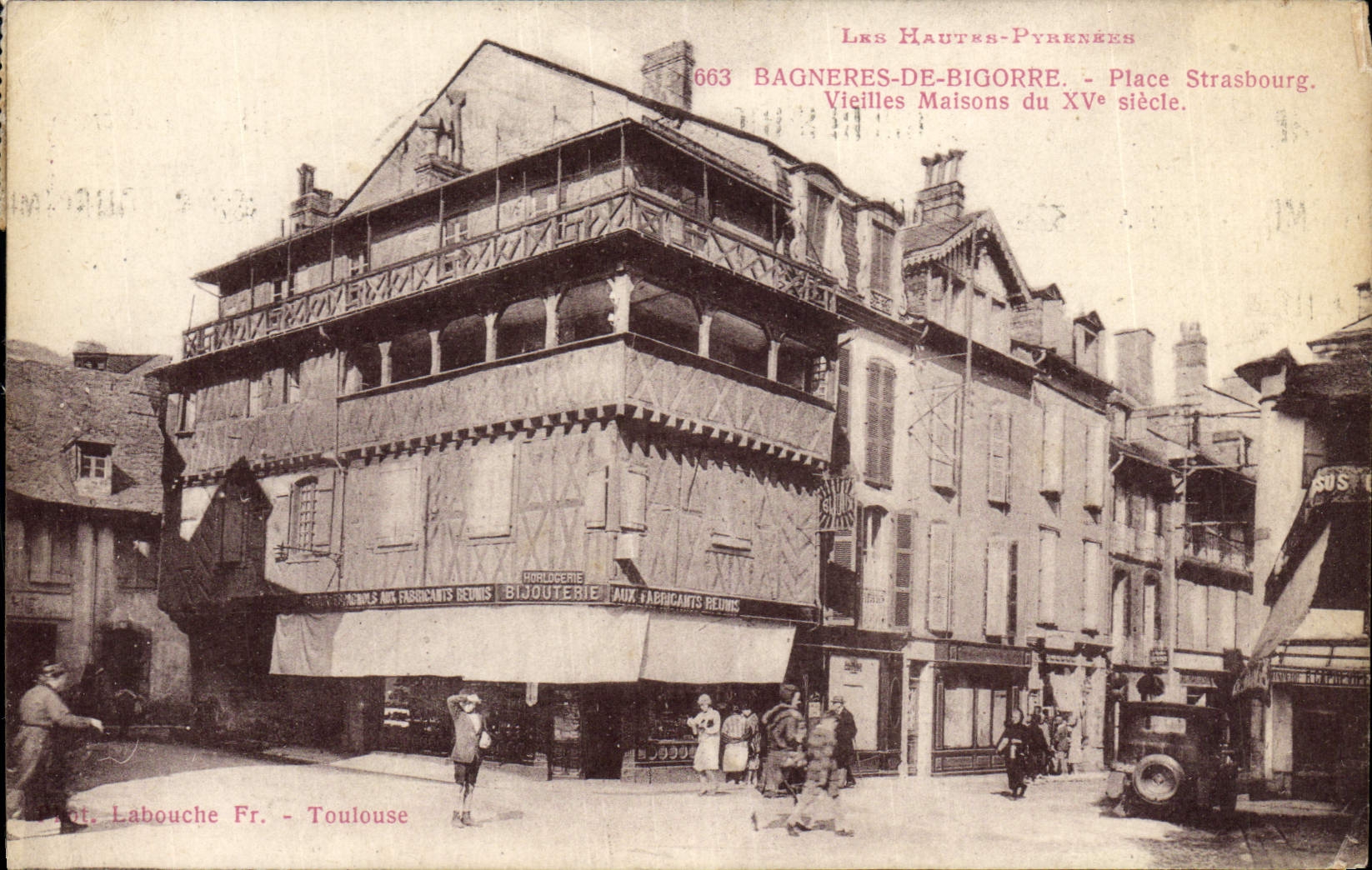 CPA Bagneres de Bigorre Place Strasbourg Vieilles Maisons du 15eme Automobile