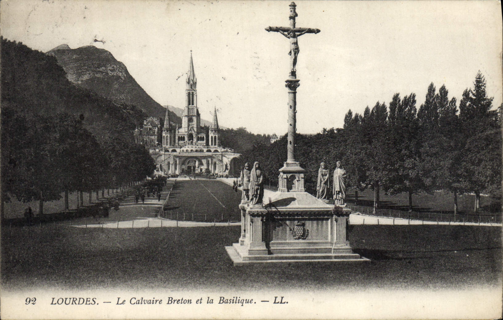 VINTAGE POSTCARD Heavy the Breton Martyrdom and the Basilica