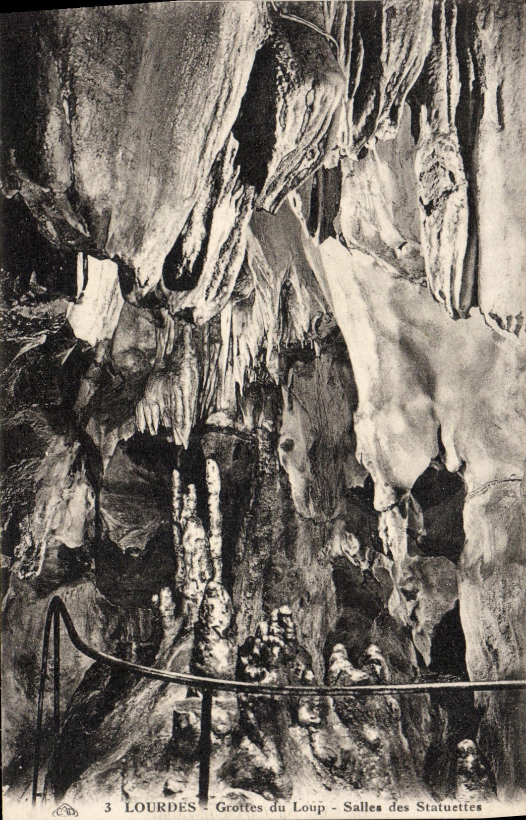 VINTAGE POSTCARD Heavy Caves of the Wolf Rooms of the statuettes
