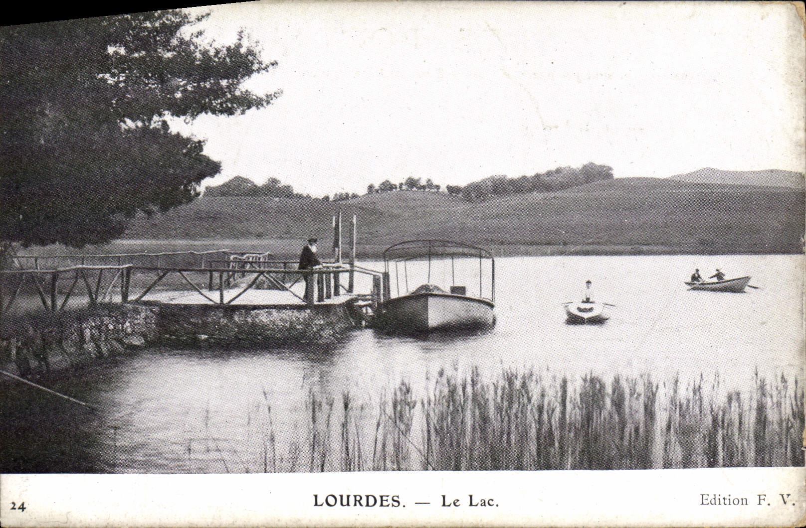 VINTAGE POSTCARD Heavy the Lake Boats