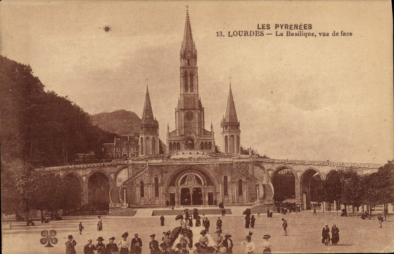 VINTAGE POSTCARD Heavy the Basilica Front view