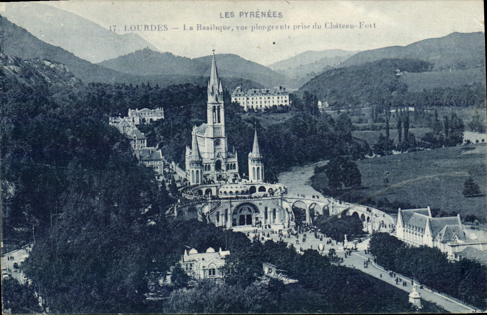 VINTAGE POSTCARD Heavy the Plunging Basilica Taken of the Castle