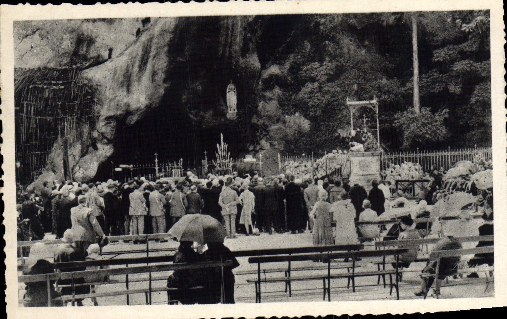 VINTAGE POSTCARD Lourdes Groups Pilgrims In front of the miraculous Cave