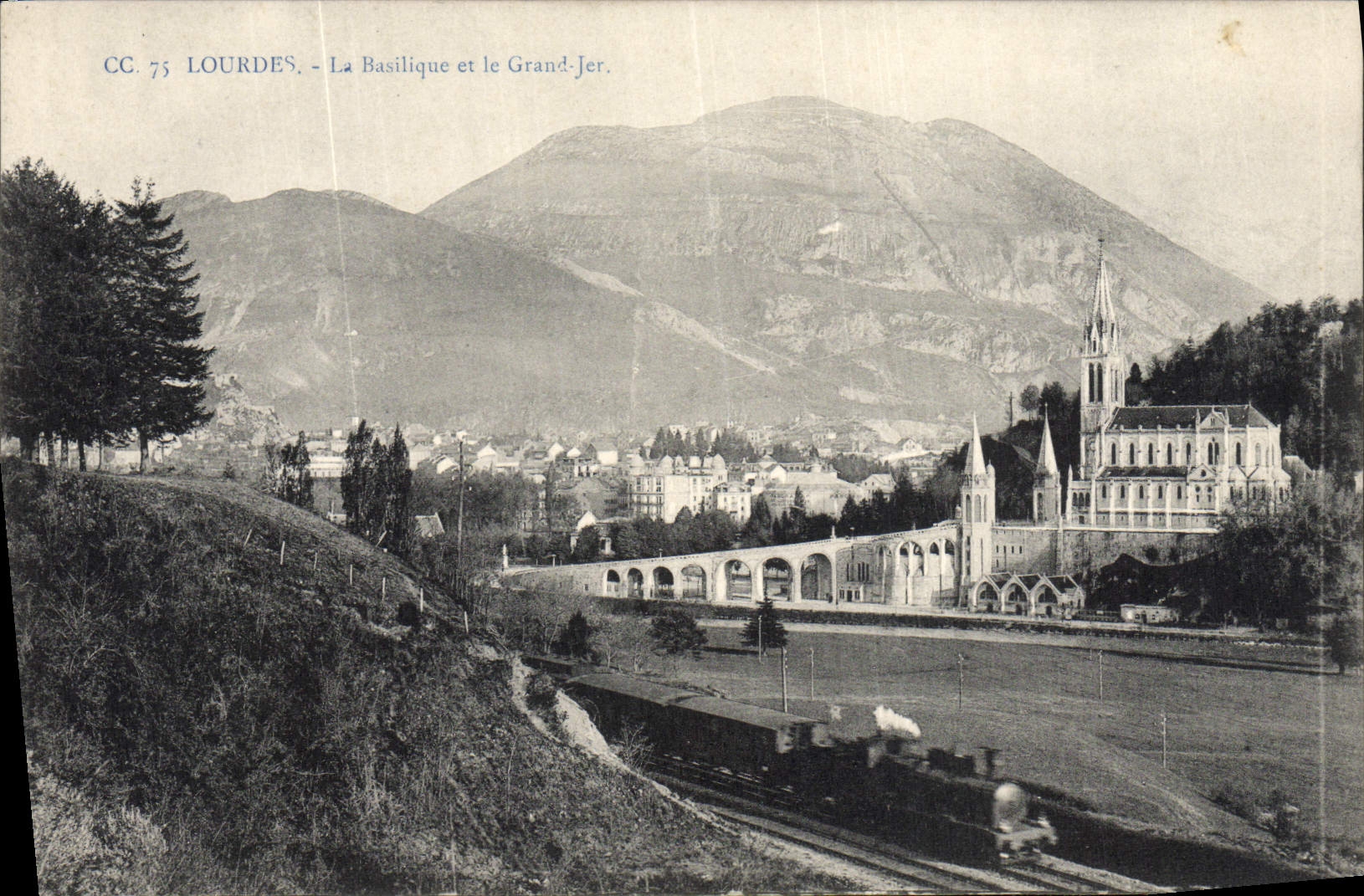 CPA Lourdes La Basilique et le Grand Jer Train a vapeur