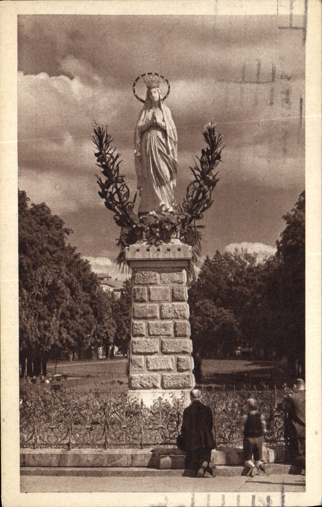 CPA Lourdes La Vierge Couronnee 