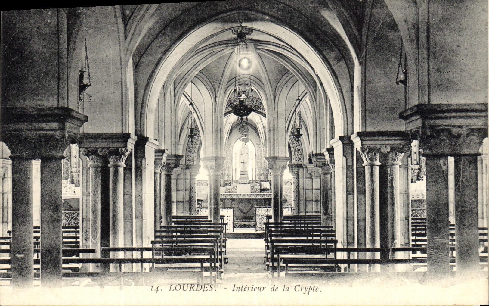 CPA Lourdes Interieur de la Crypte