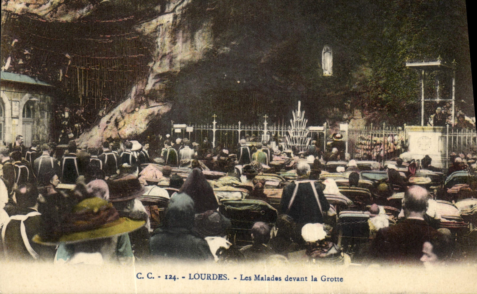 CPA Lourdes Les Malades Devant la Grotte