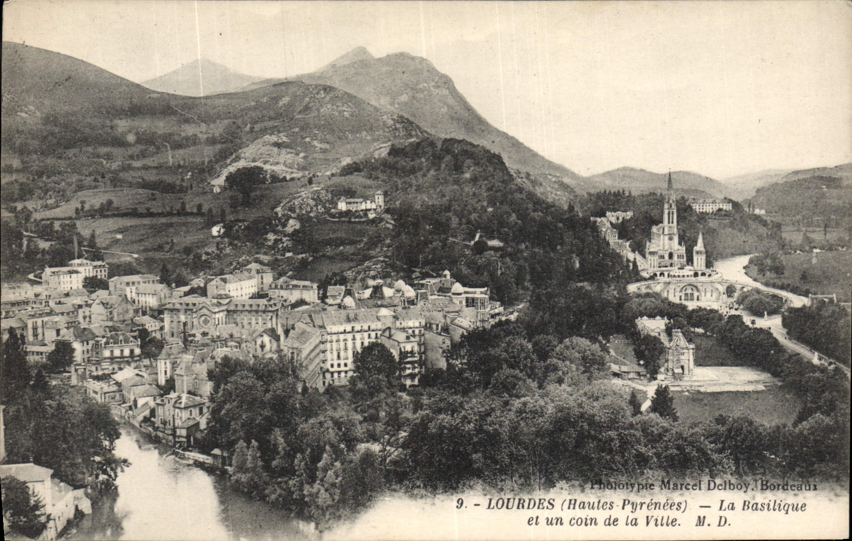 POSTAL de la VENDIMIA pesada la basílica y una esquina de la ciudad