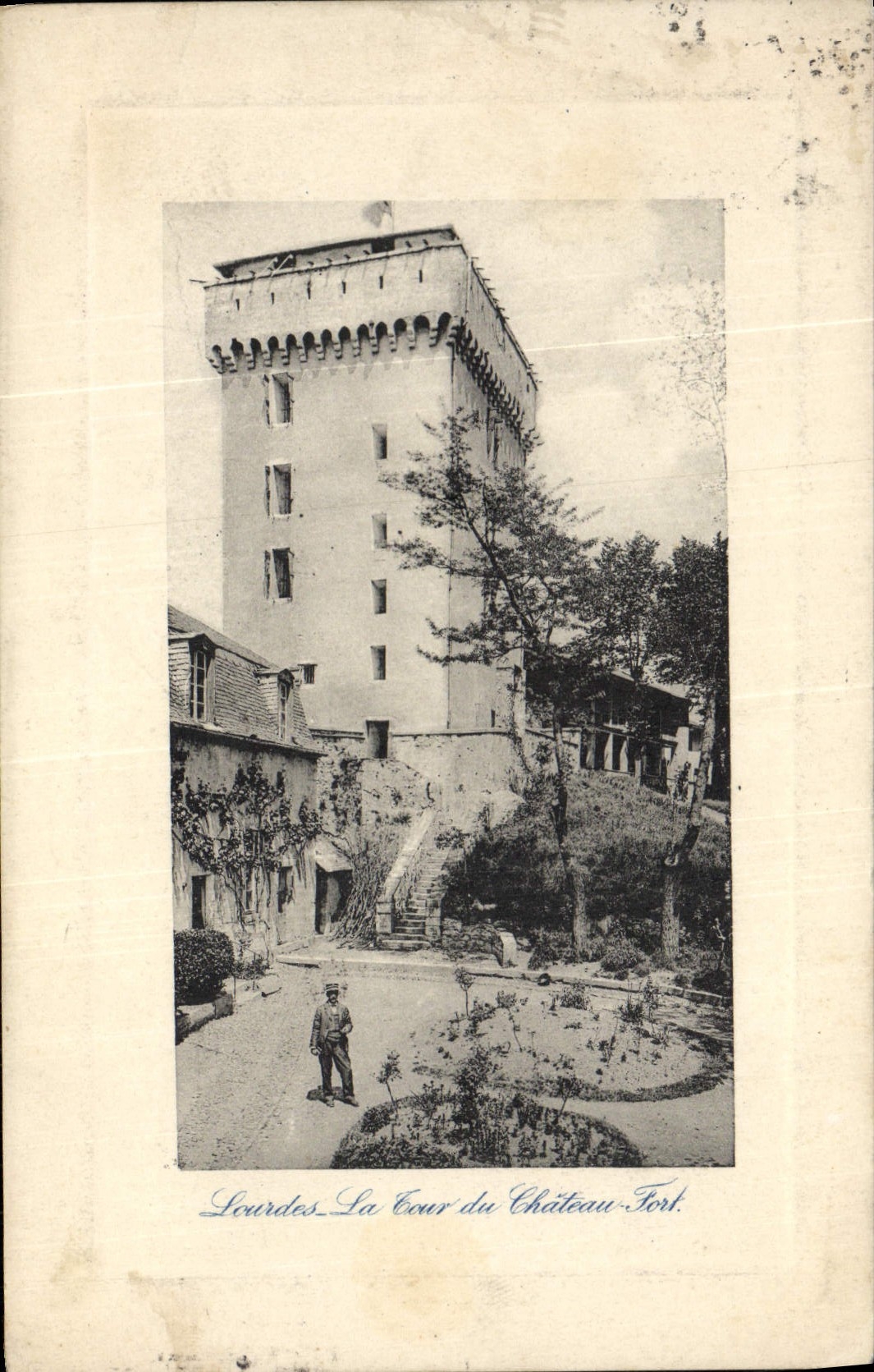 VINTAGE POSTCARD Heavy the tower of the Strong Castle
