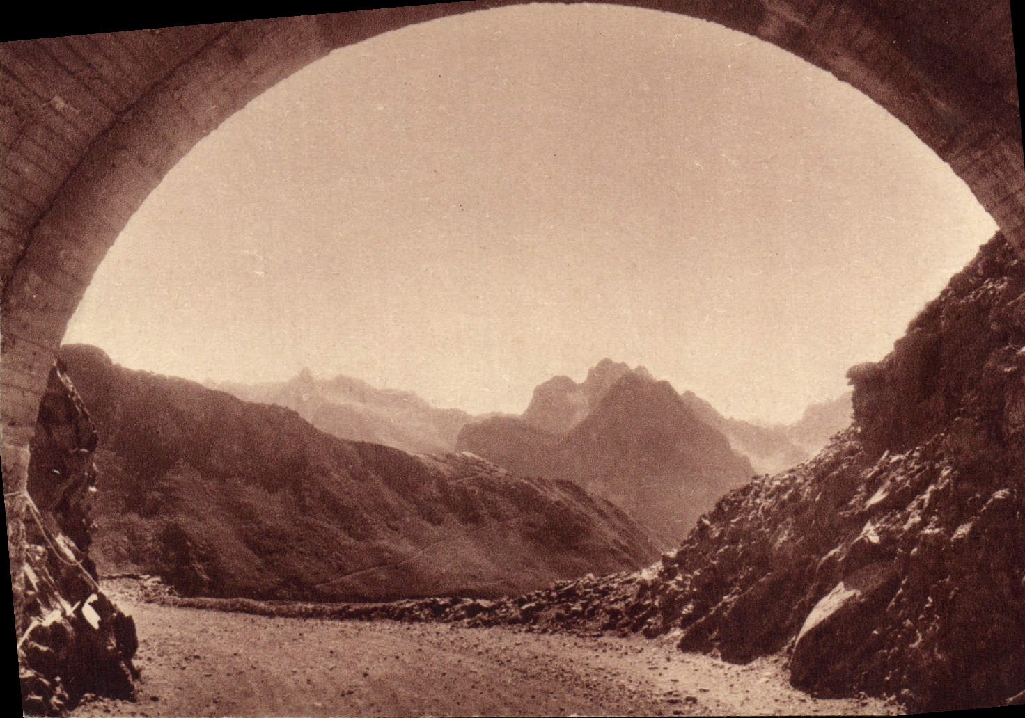CPA Route de Bareges au Tourmalet et au Pic du Midi La route menant au Pic du Midi passant sous un tunnel