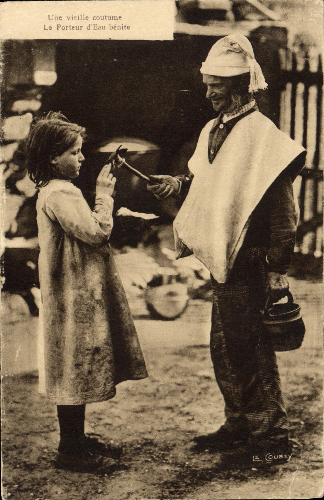 CPA Une vieille coutume Le porteur d'eau benite Folklore Normandie