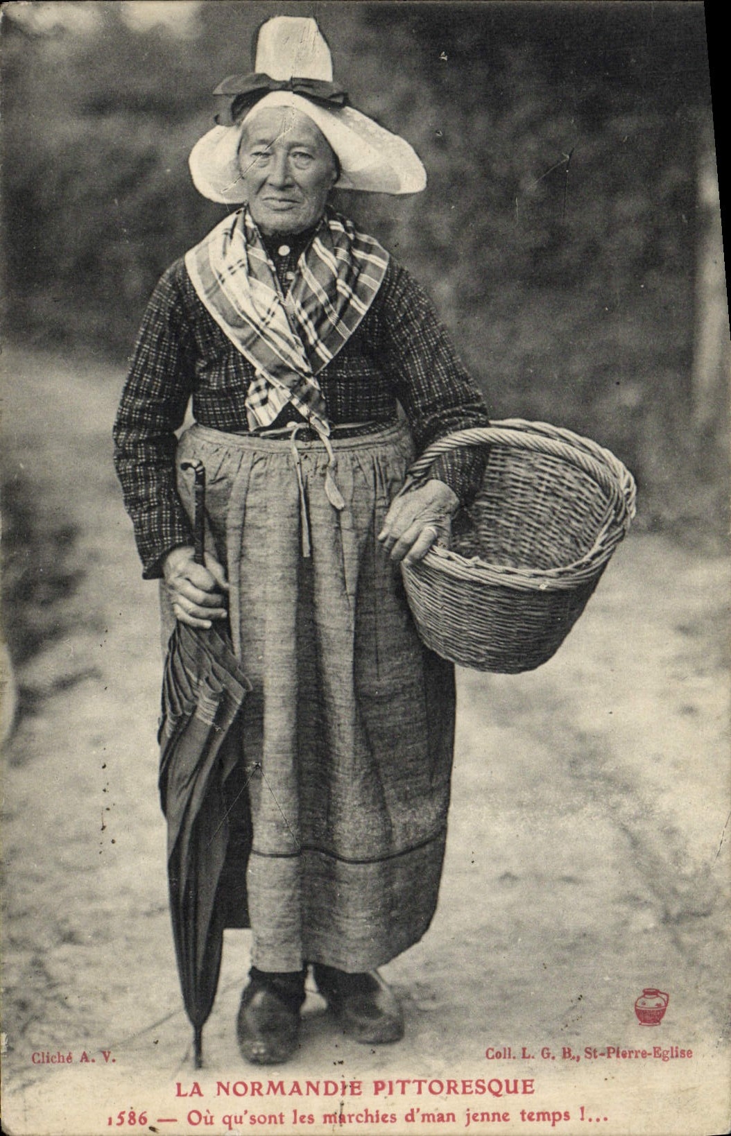 CPA Normandie Femme au panier Marche