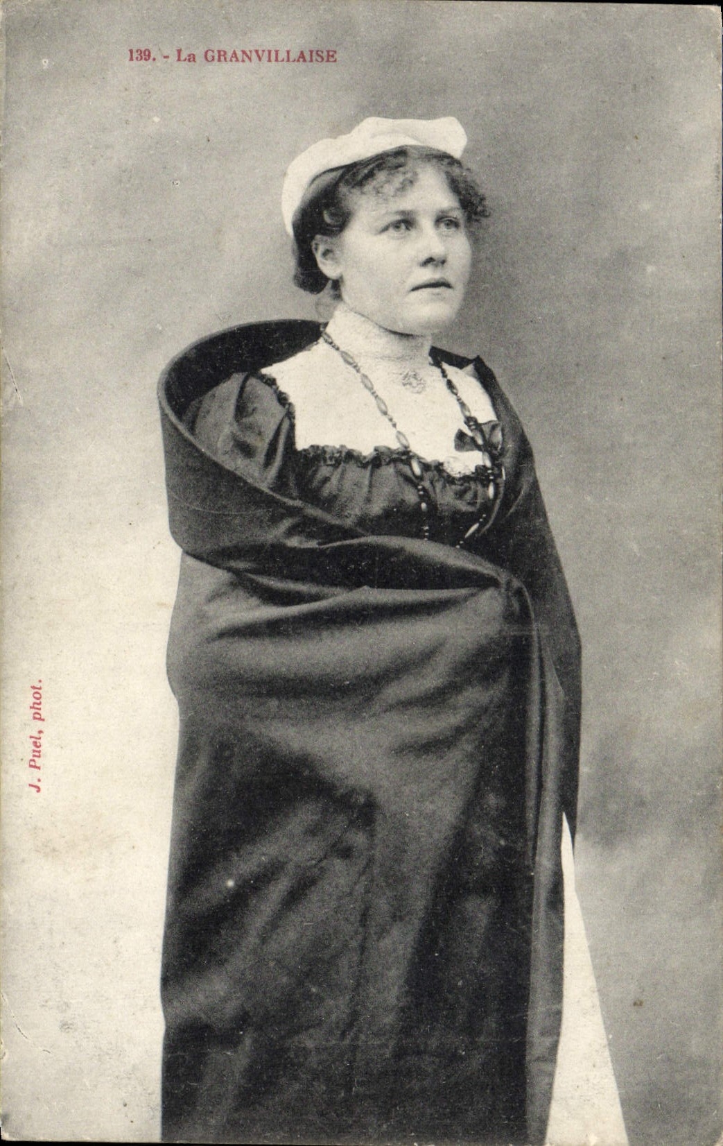 CPA La Granvillaise Granville Folklore Femme