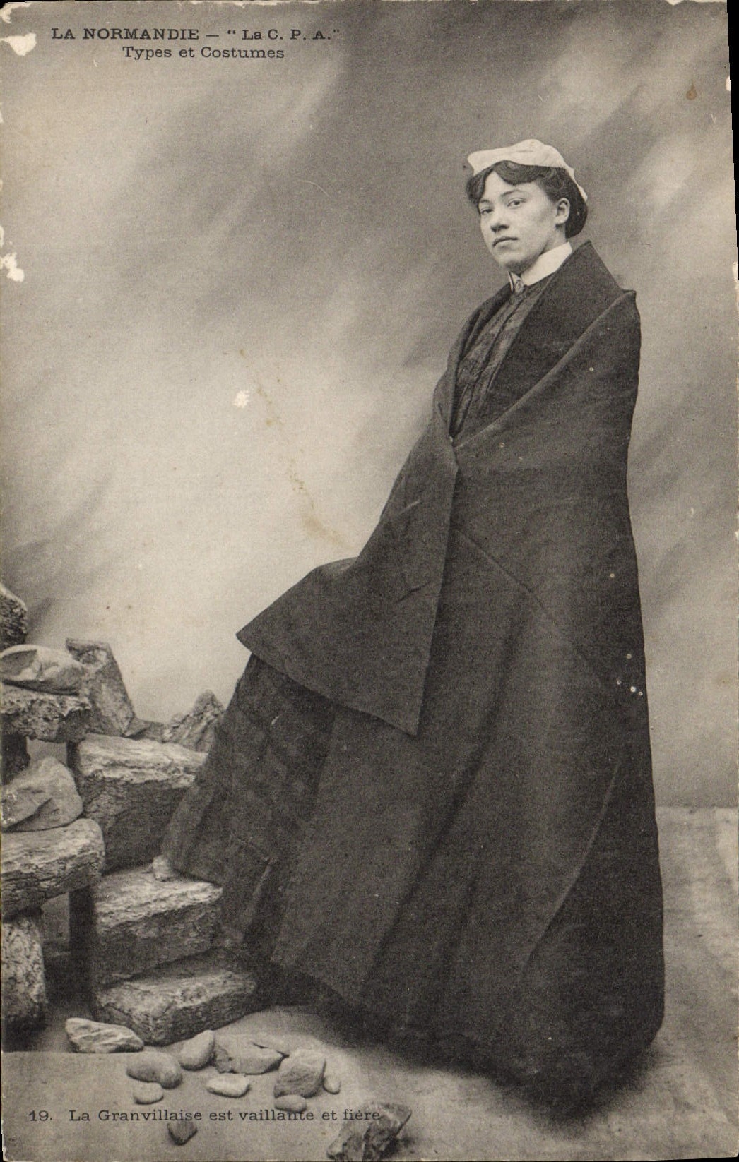 CPA La Normandie Types et costumes Femme Folklore