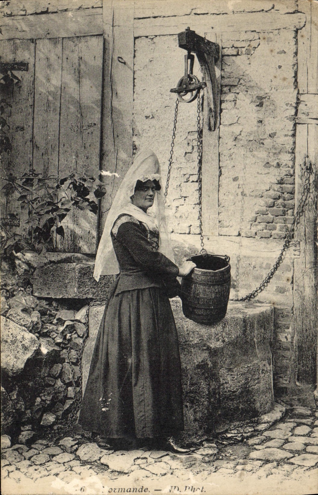 CPA Normandie Normande au puits Folklore 