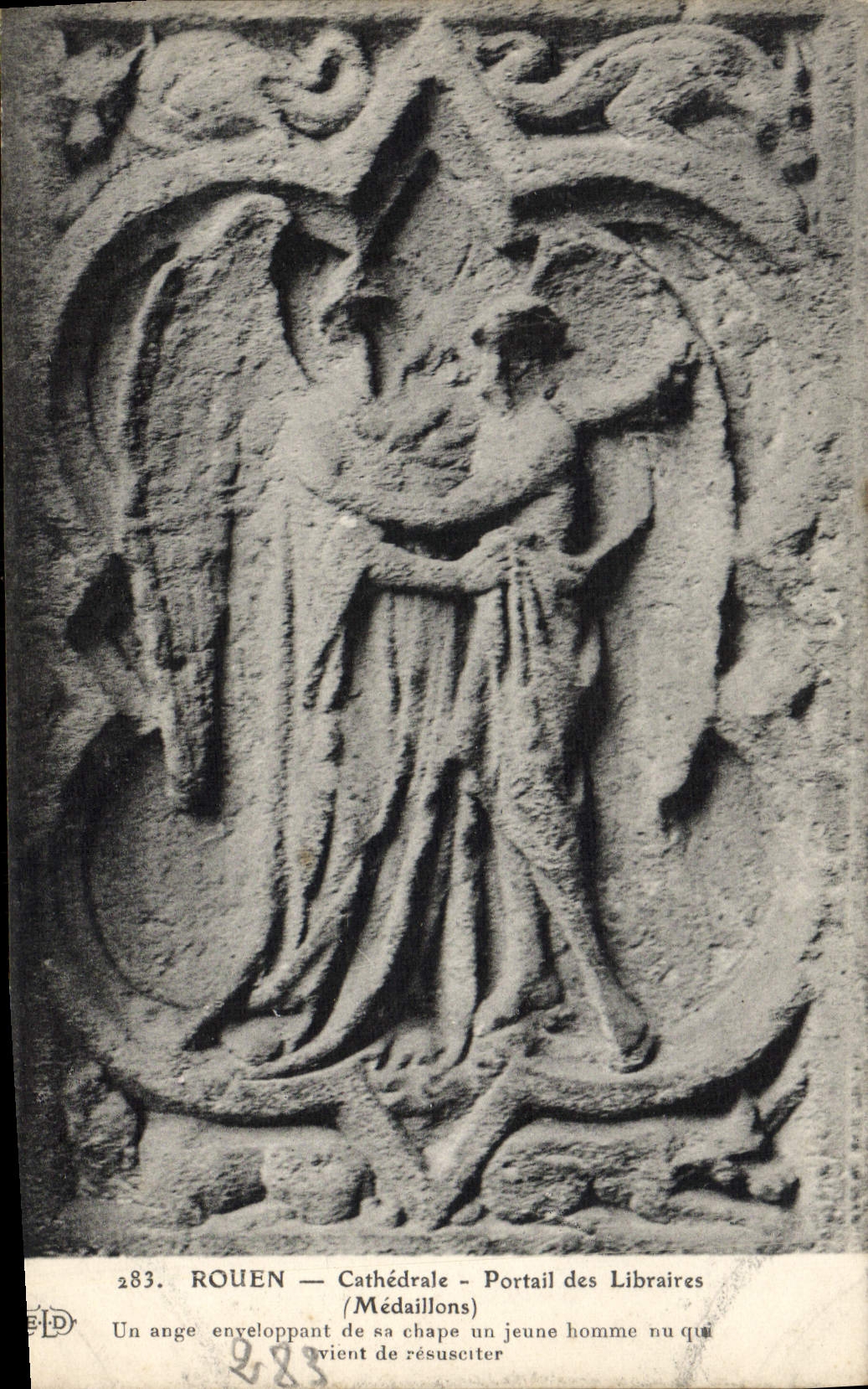 CPA Rouen Cathedrale Portail des Libraires Medaillons Un ange enveloppant de sa chape un jeune homme nu 