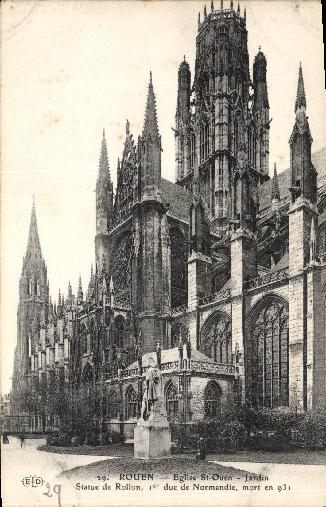 CPA Rouen Eglise Saint Ouen Jardin Statue de Rollon 1er duc de Normandie