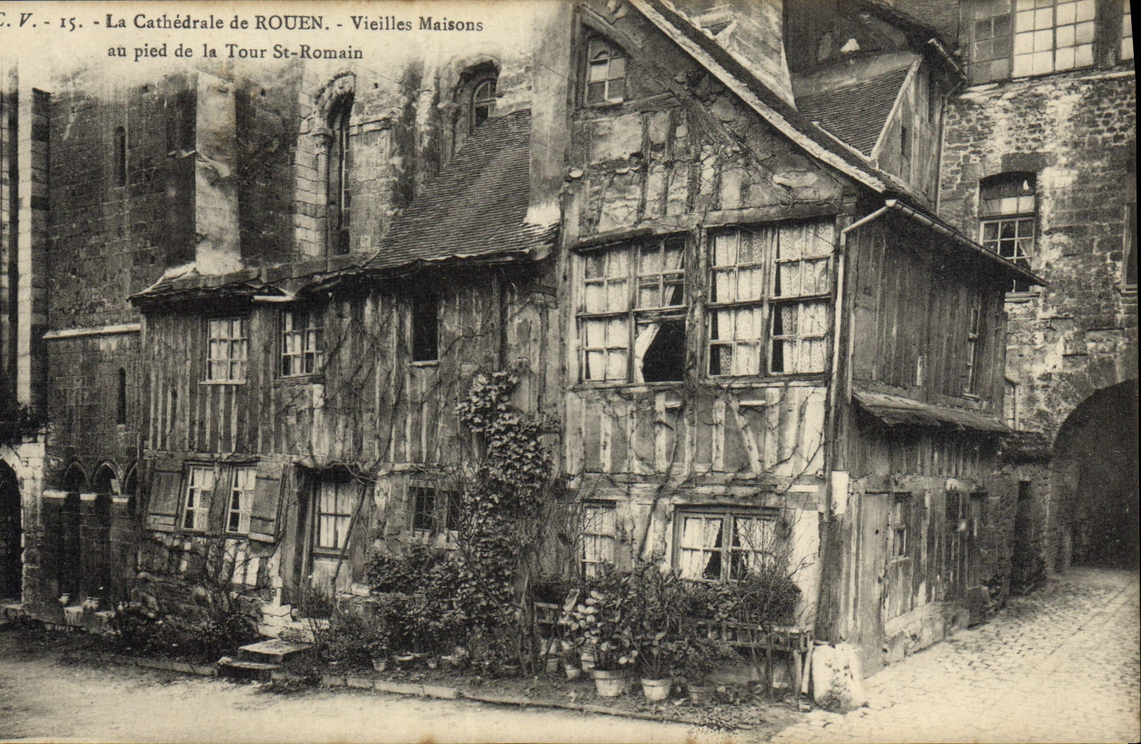 VINTAGE POSTCARD the Cathedral Of Rouen Old women Houses to the foot of the Tower St Romain
