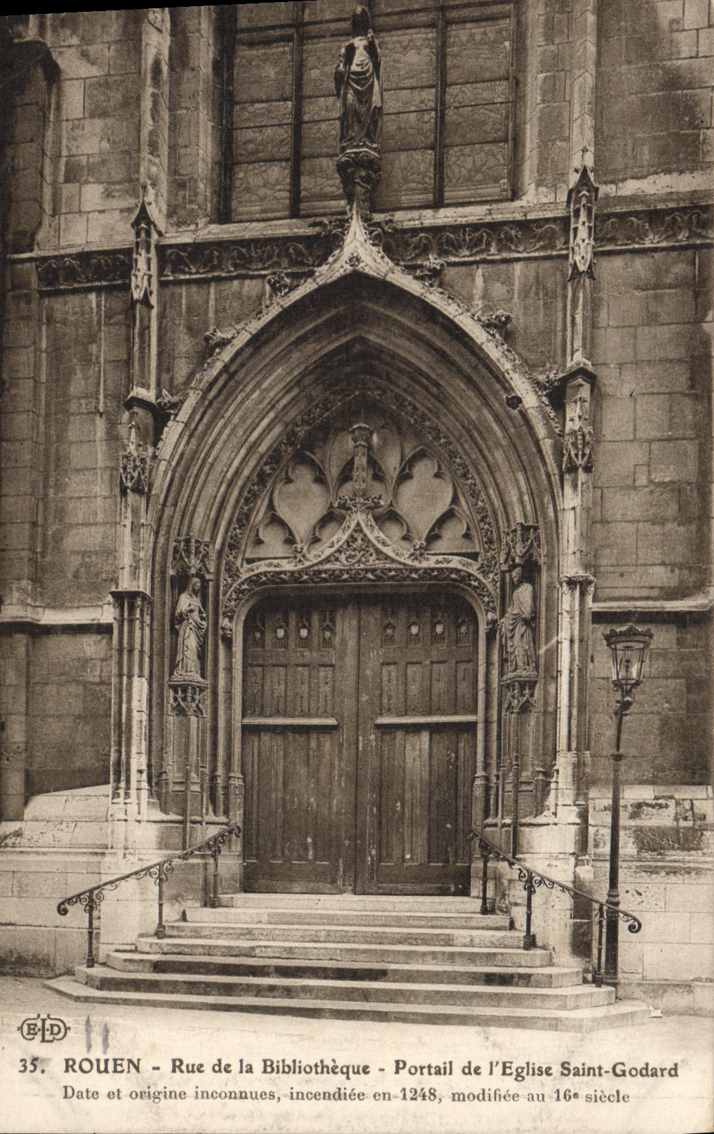 CPA Rouen Rue de la Bibliotheque Portail de l'Eglise Saint Godard