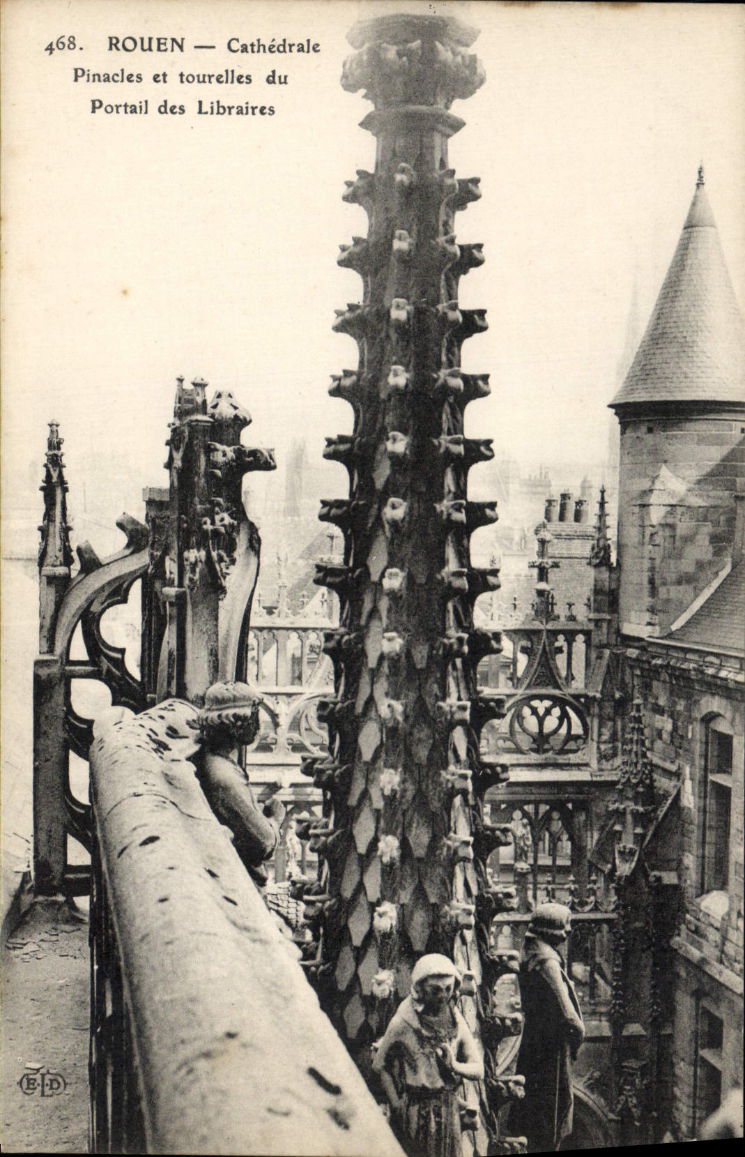 CPA Rouen La Cathedrale Pinacles et Tourelles du portail des libraires