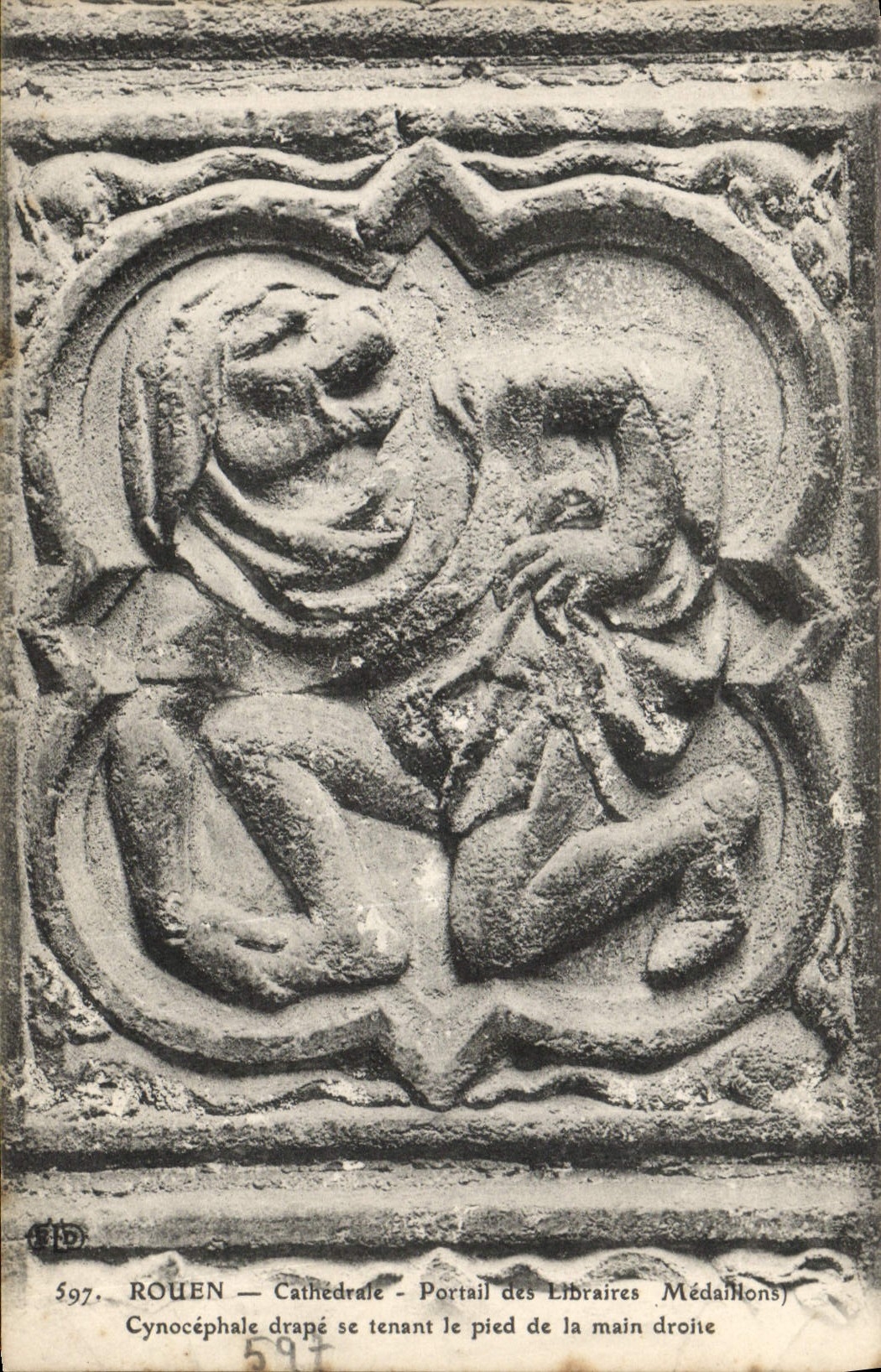 CPA Rouen Cathedrale Portail des Libraires Medaillons Cynocephale drape se tenant le pied de la main droite