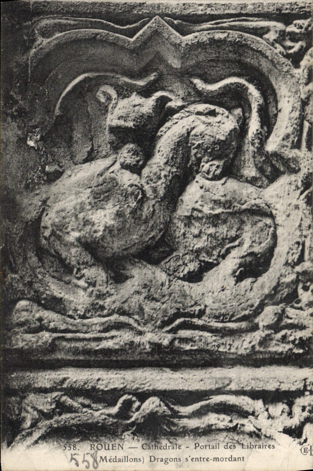 La puerta de Ruán Cathedrale de la POSTAL de la VENDIMIA de los dragones de los medallones de los libreros es corrosivo entrado