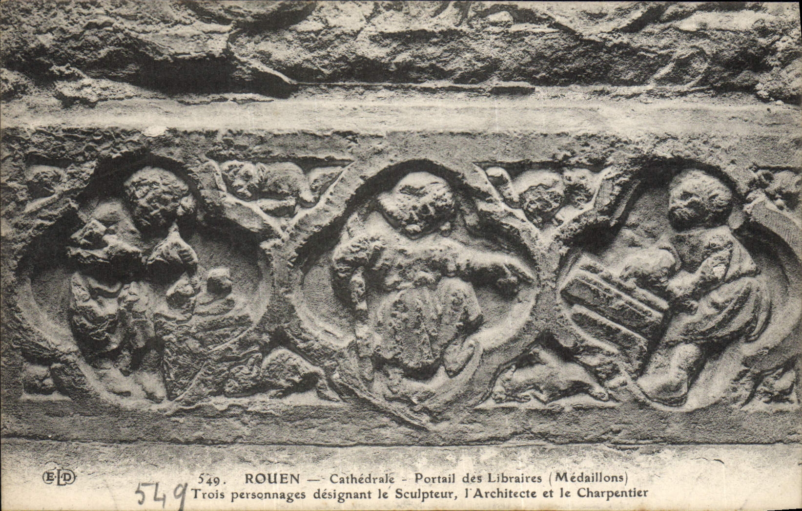 CPA Rouen Cathedrale Portail des Libraires Medaillons Trois personnages designant le sculpteur l'architecte charpentier