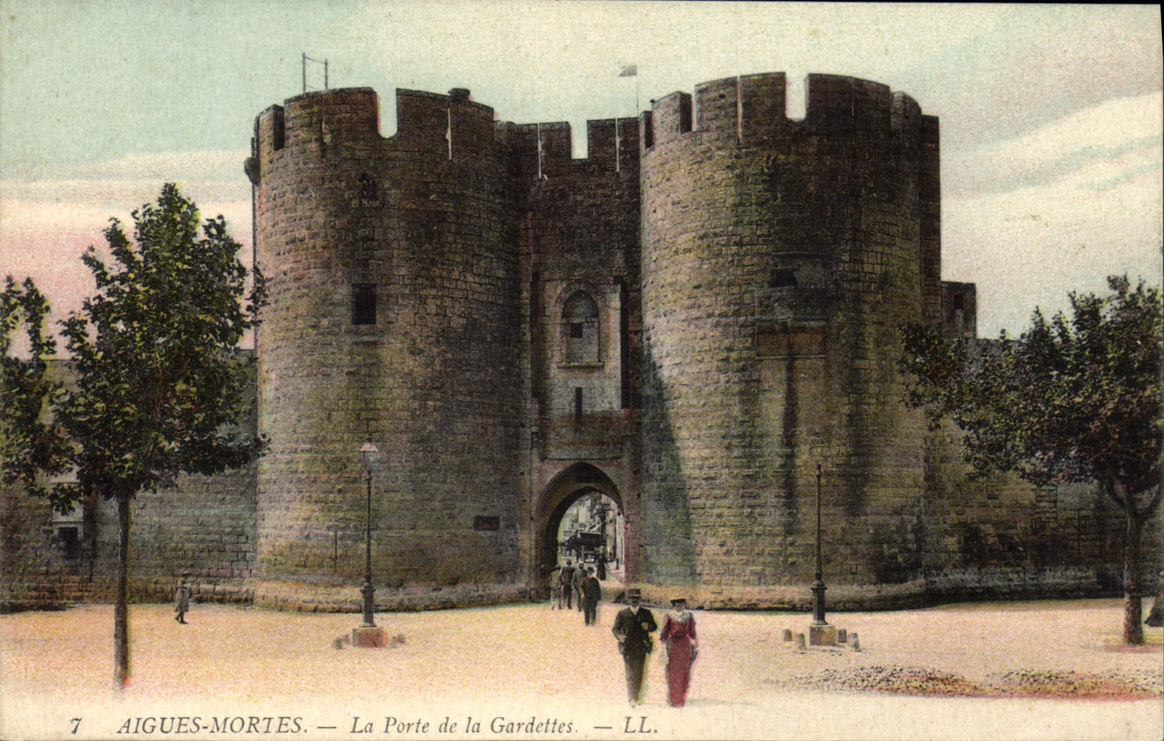 VINTAGE POSTCARD Acute Dead the Gate of Gardettes