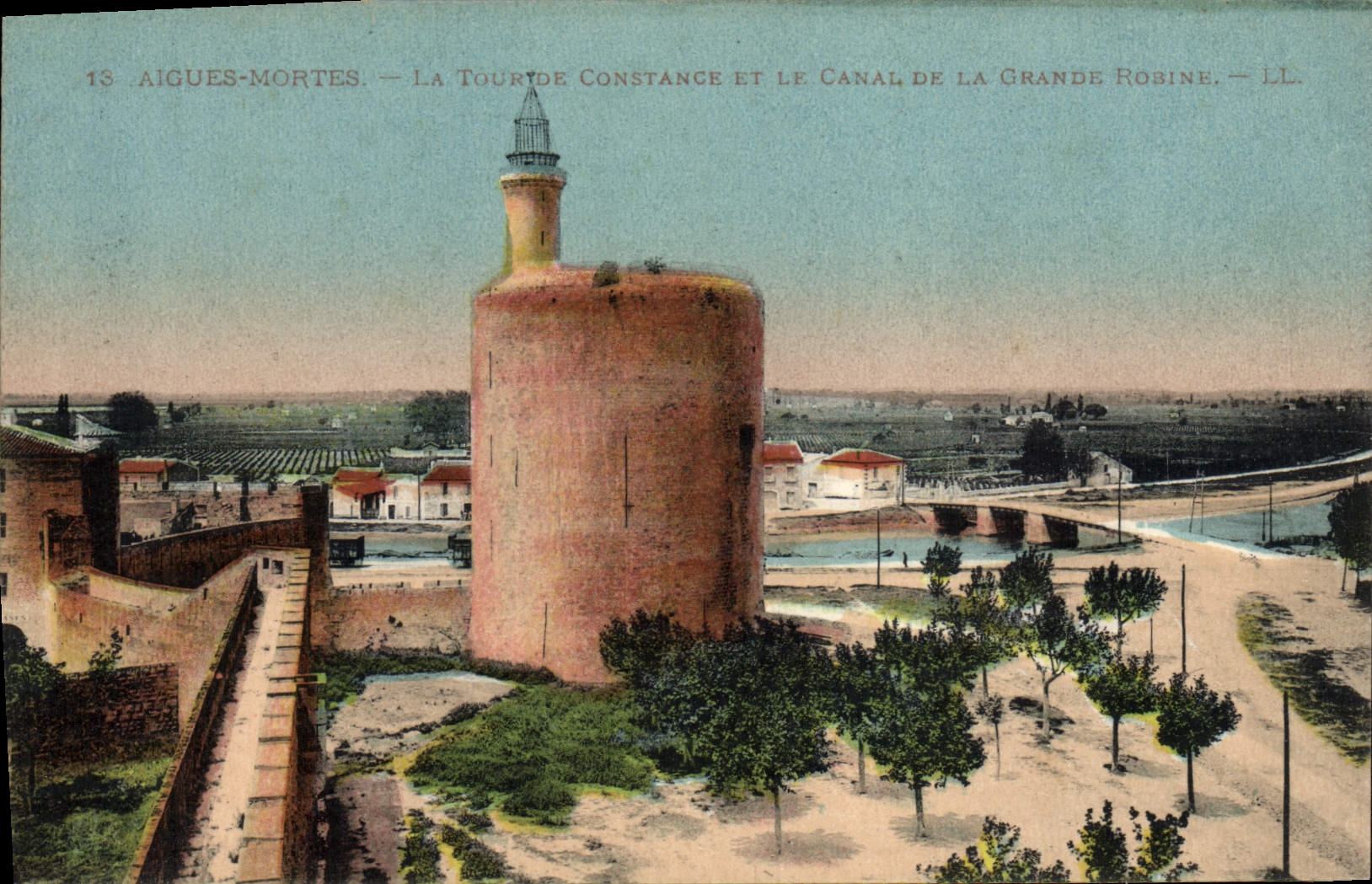 CPA Aigues Mortes La Touride Constance et le Canal de la grande Robine