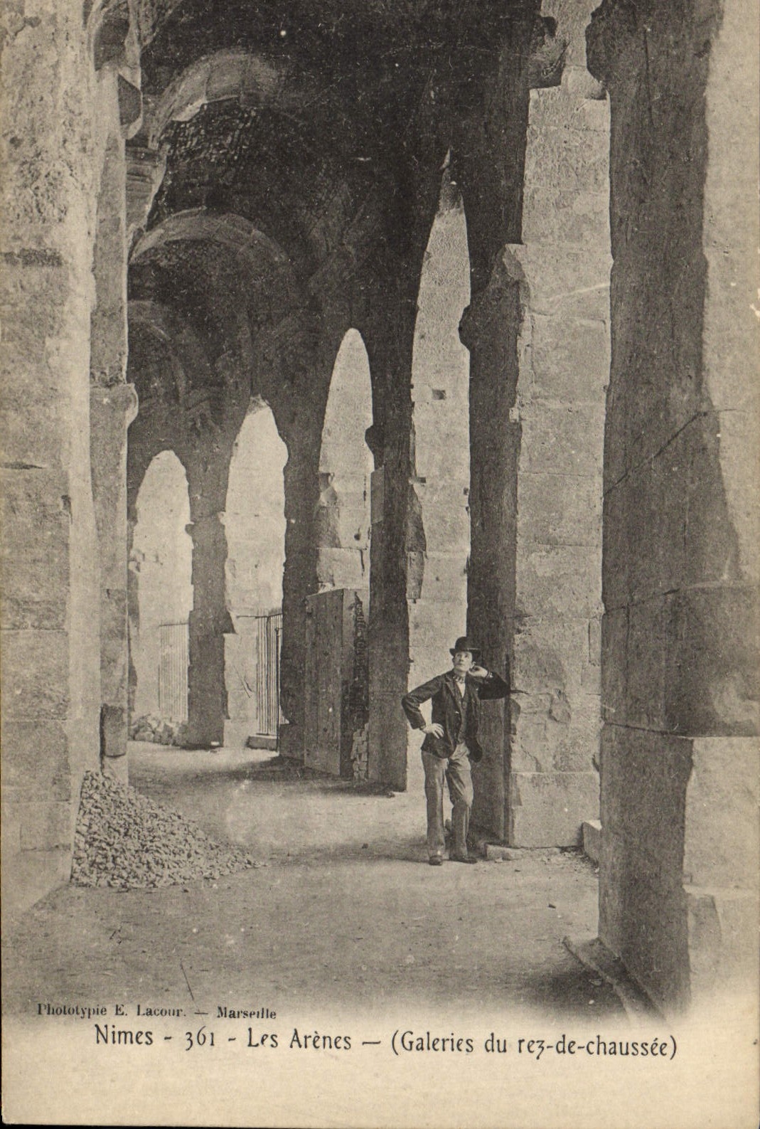 CPA Nimes Les Arenes Galeries du rez de chaussee