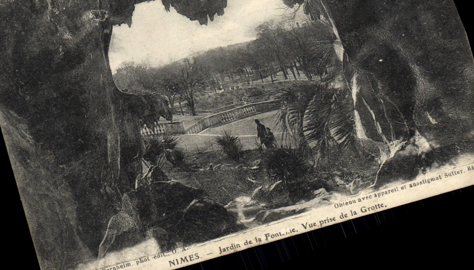 Jardín de Nimes de la POSTAL de la VENDIMIA de la fuente vista de la cueva