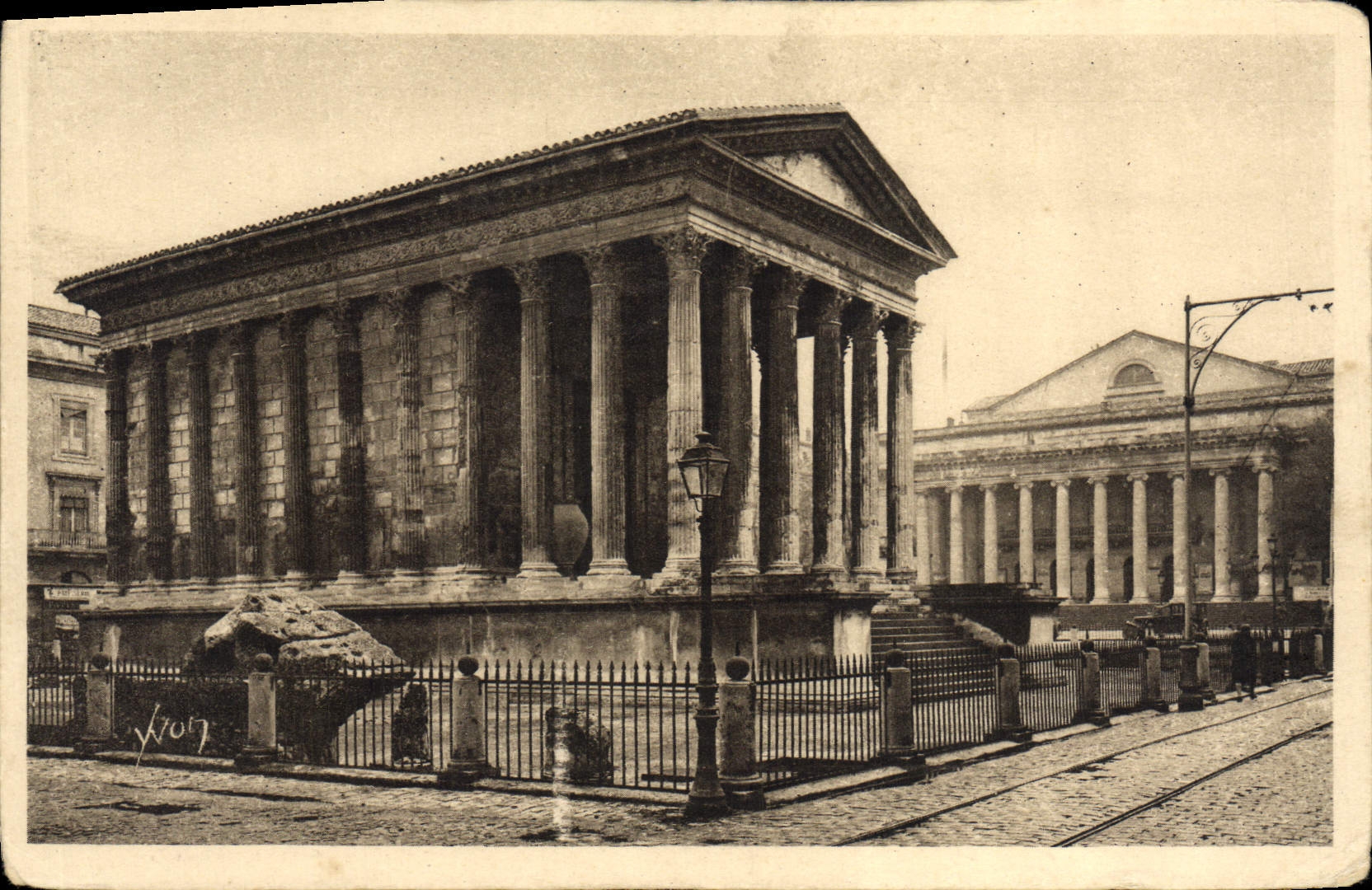 CPA Nimes La Maison Carree et le Theatre