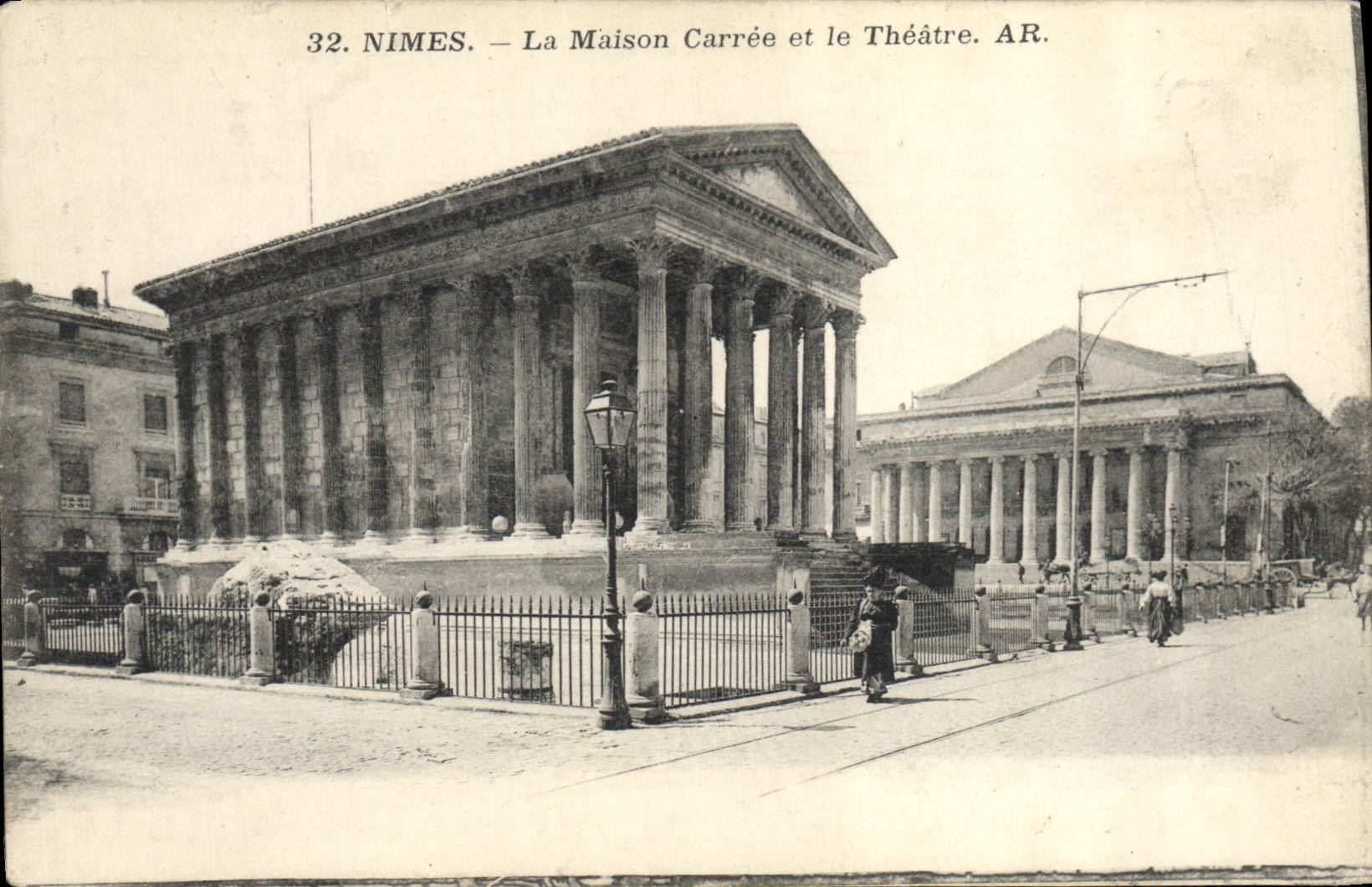 CPA Nimes La Maison Carree et le Theatre
