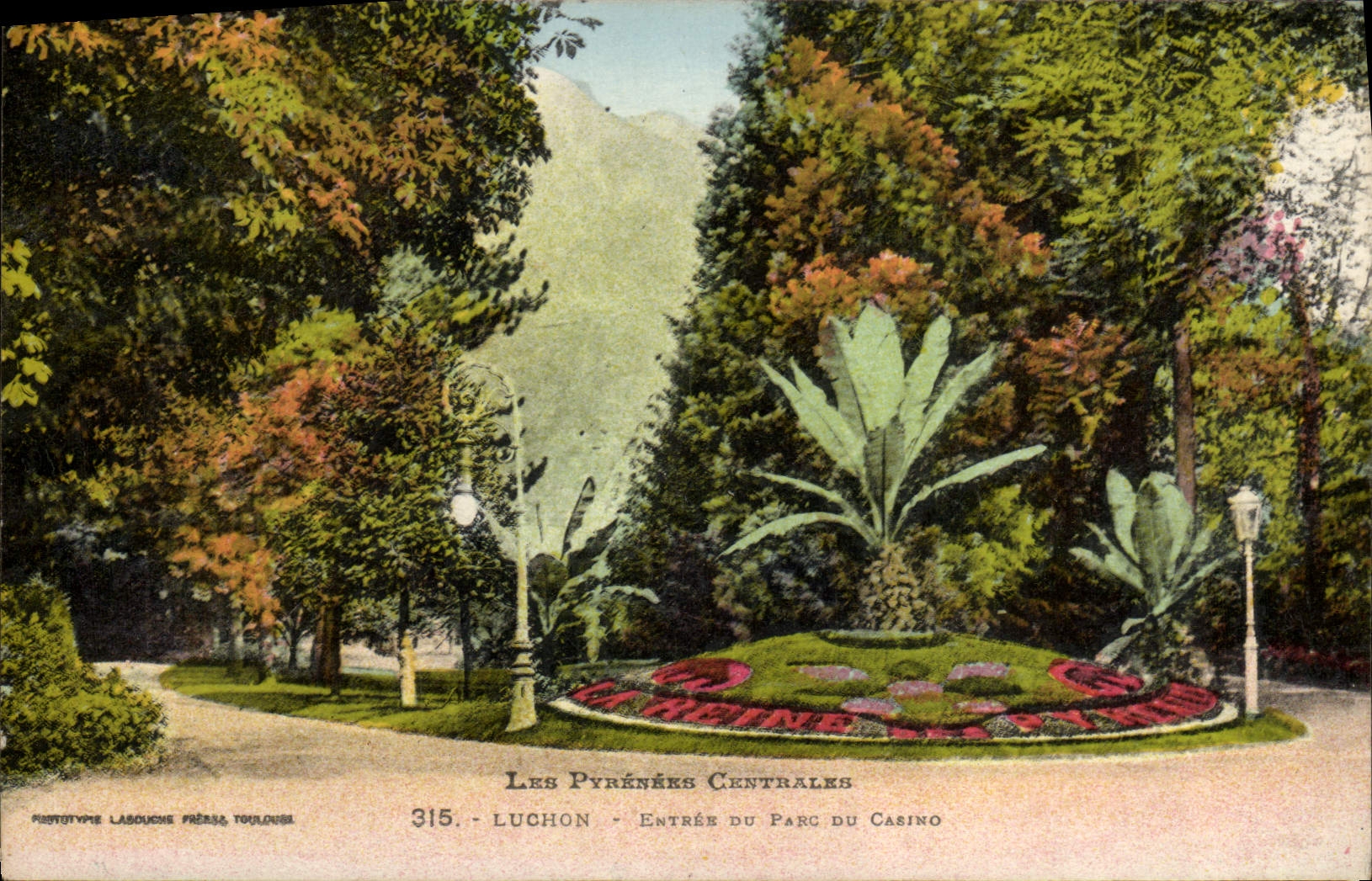 VINTAGE POSTCARD Luchon Entered of the Park of the Casino