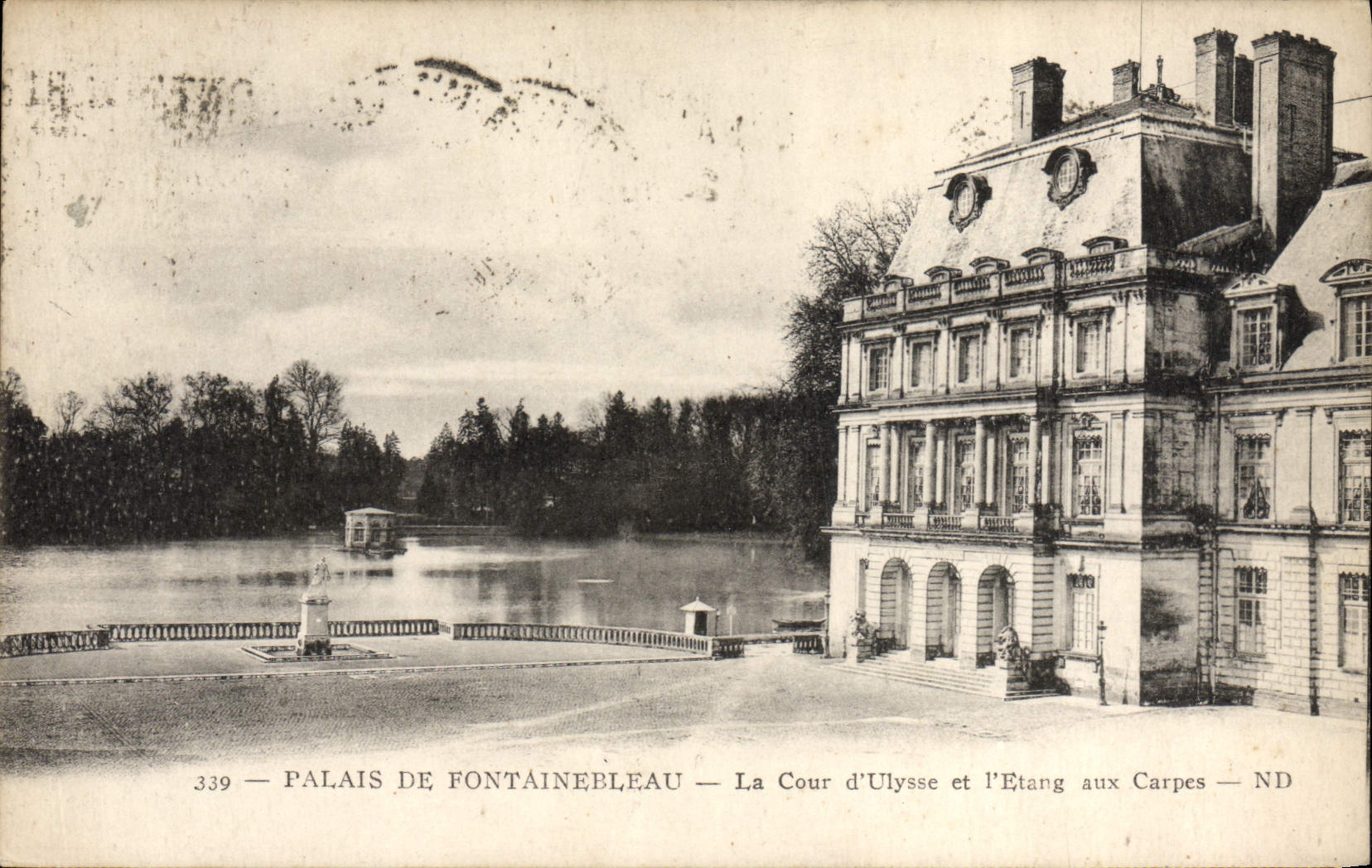 VINTAGE POSTCARD Palate De Fontainebleau Court of Ulysses and the pond of carps