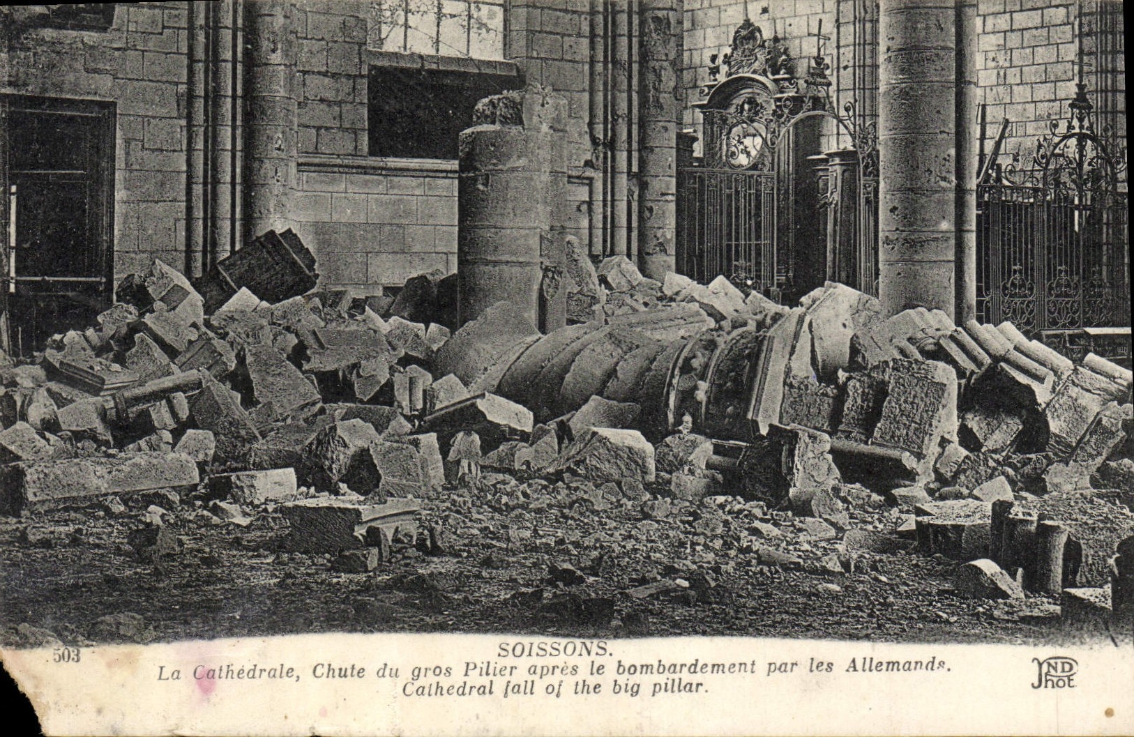 CPA Soissons La Cathedrale Chute du gros Pilier apres le Bombardement par les Allemands Militaria
