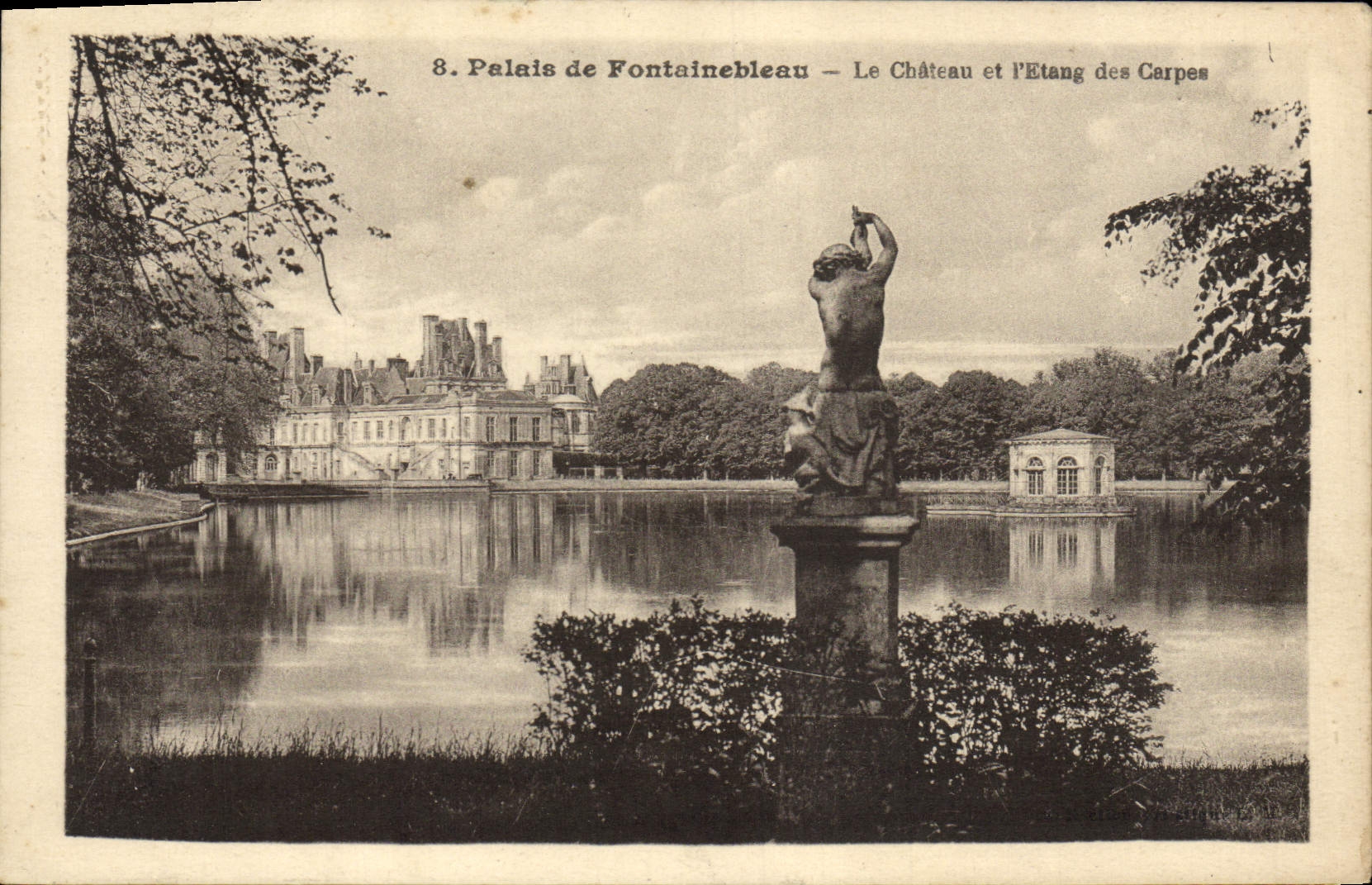 VINTAGE POSTCARD Palate of Fontainebleau the Castle and the Pond of Carps