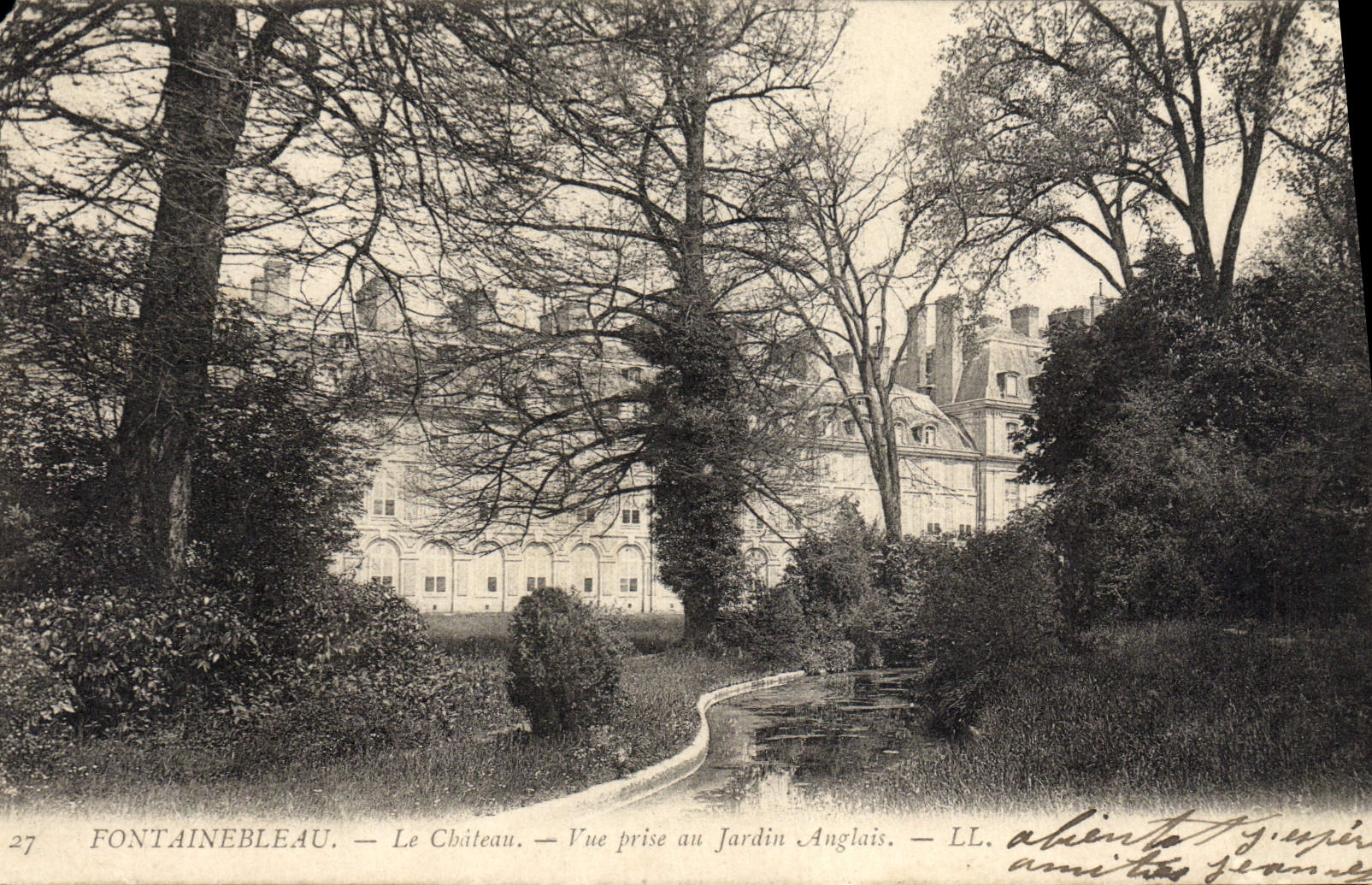 CPA Fontainebleau Le Chateau Vue Prise au Jardin Anglais
